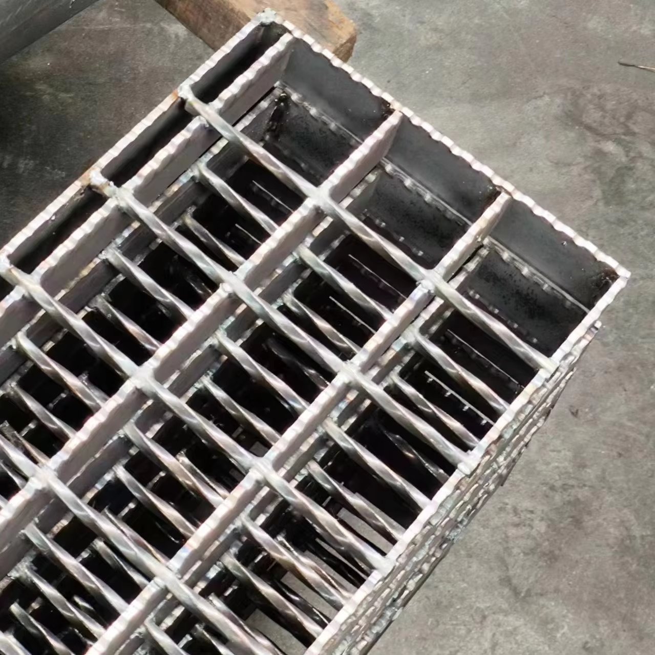 Supplier Outdoor Safety building grille Walkway step ramp platform serrated black hot-dip galvanized steel grille
