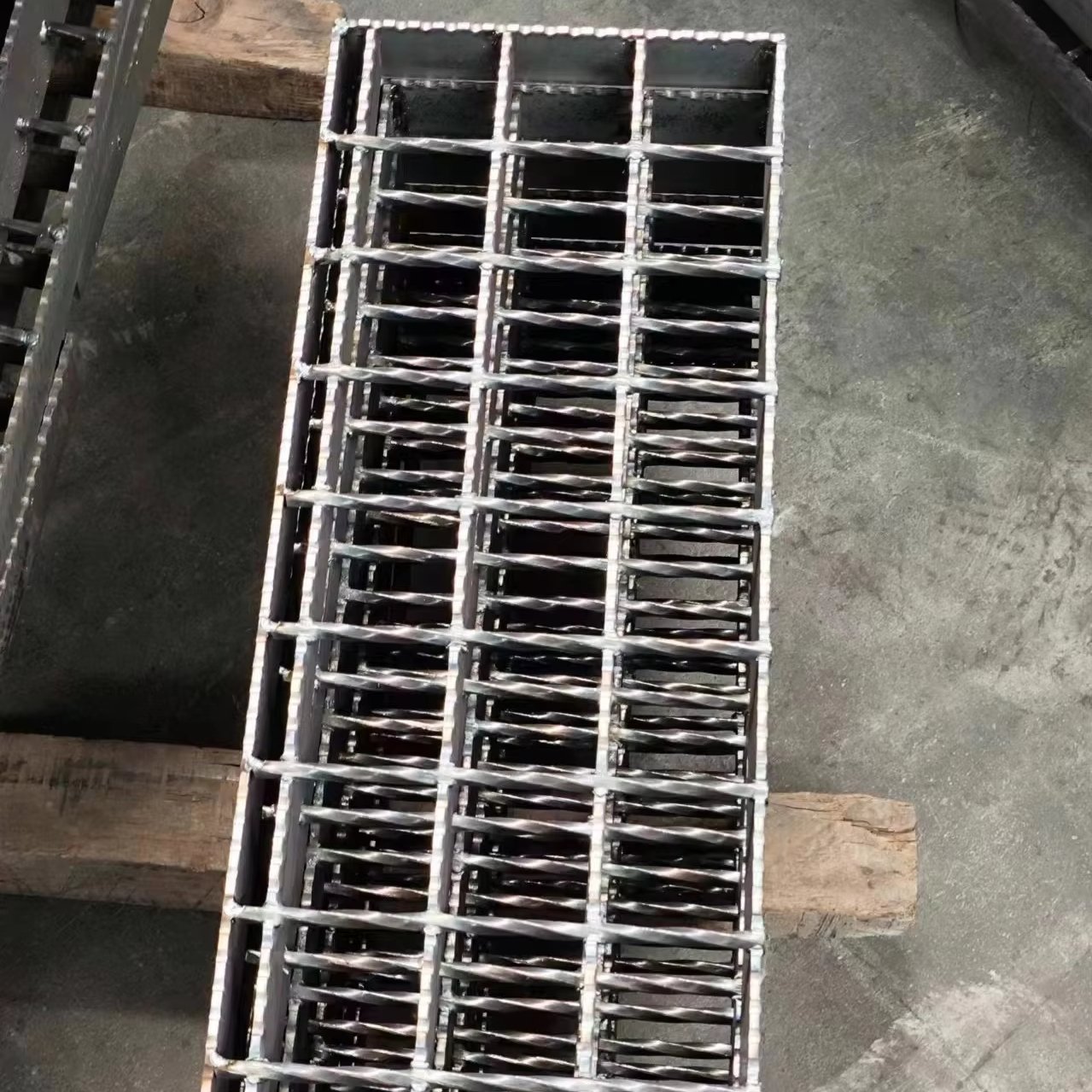 Supplier Outdoor Safety building grille Walkway step ramp platform serrated black hot-dip galvanized steel grille