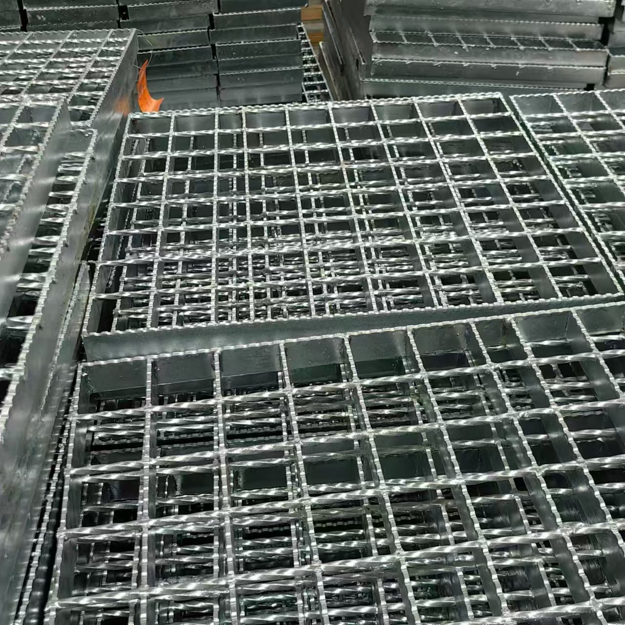 Q235 Standard Hot Galvanized U-Shaped Press Lock Coated Painted Finish Building Stainless Steel Aluminium Material Steel Grating