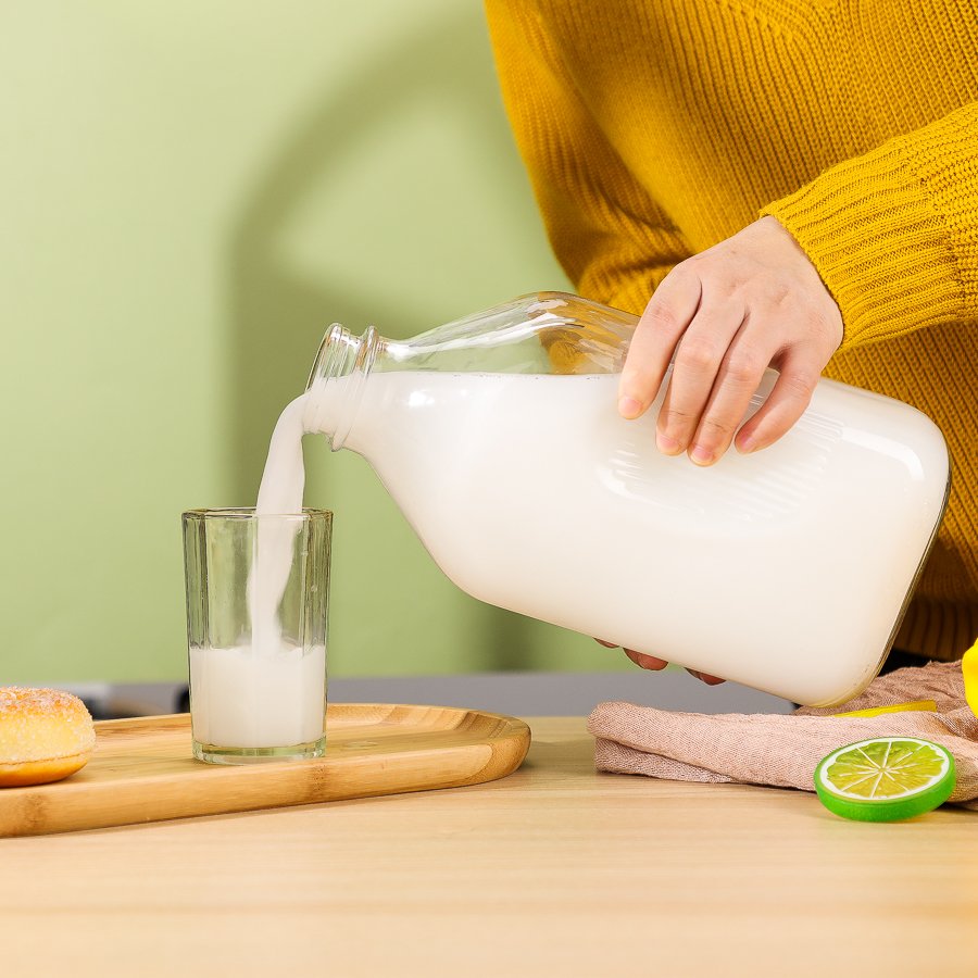 Ergonomically designed large capacity square empty 2000ml drinkware beverage cold juice milk glass bottle for packaging