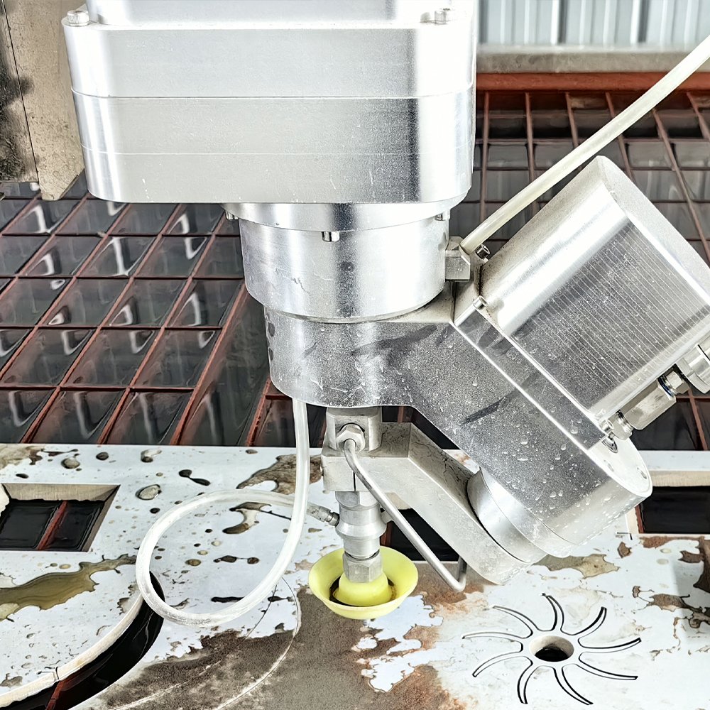 Ultra high pressure water cutting machine with high cutting accuracy, safety and environmental protection, small water knife