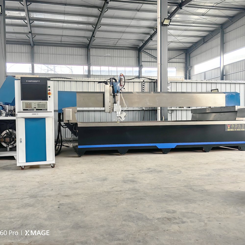 Ultra high pressure water cutting machine with high cutting accuracy, safety and environmental protection, small water knife