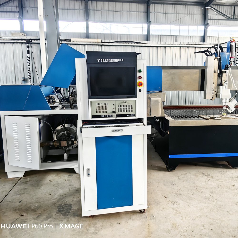 Ultra high pressure water cutting machine with high cutting accuracy, safety and environmental protection, small water knife