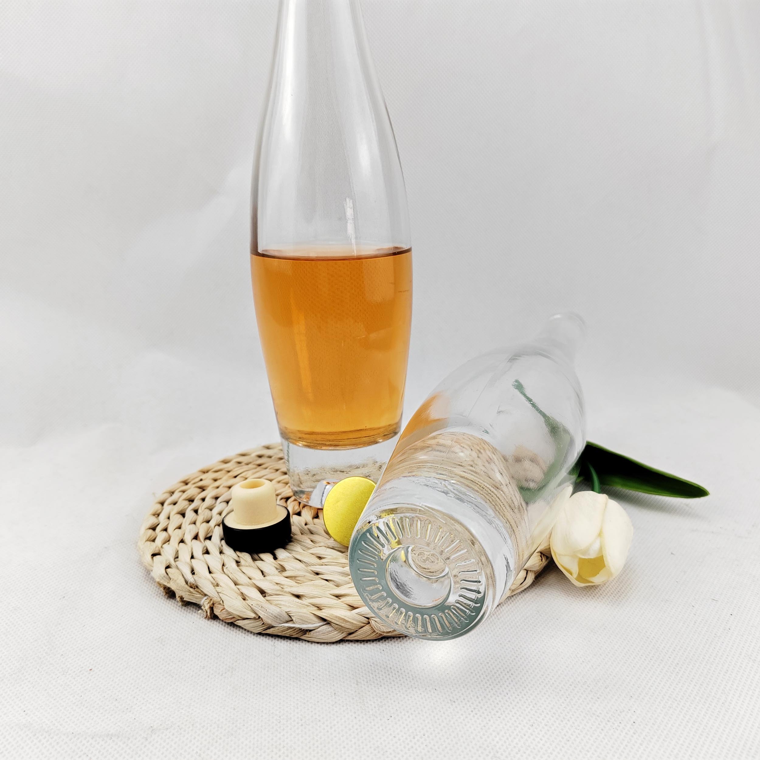 Factory direct sale liquor glass bottle wholesale 750 ml 500 ml vodka glass bottle with cork stopper