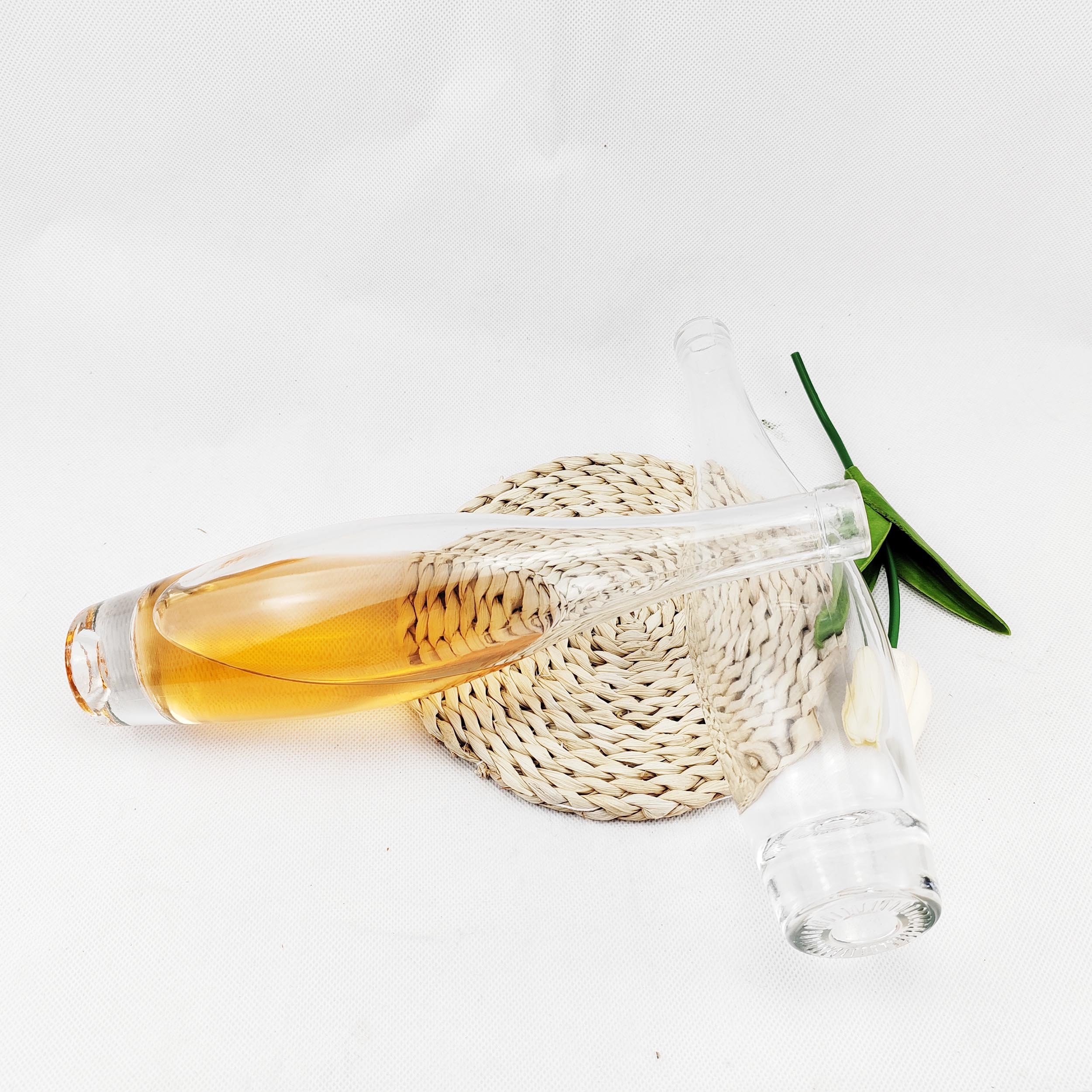Factory direct sale liquor glass bottle wholesale 750 ml 500 ml vodka glass bottle with cork stopper