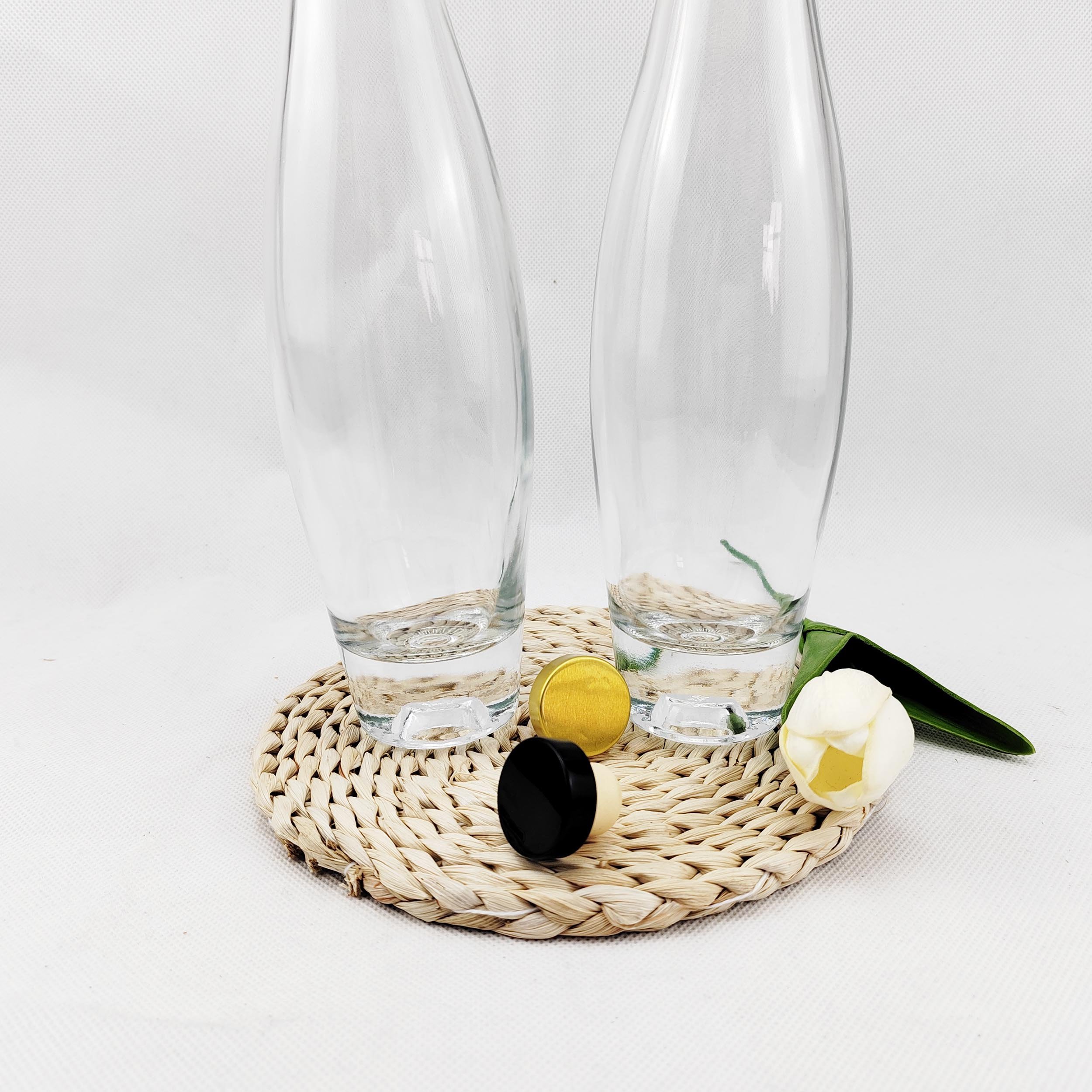 Factory direct sale liquor glass bottle wholesale 750 ml 500 ml vodka glass bottle with cork stopper
