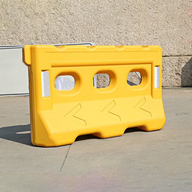 2021 Hot Sale Road Safety Plastic Water Filled Barrier Traffic Safety Water Barrier