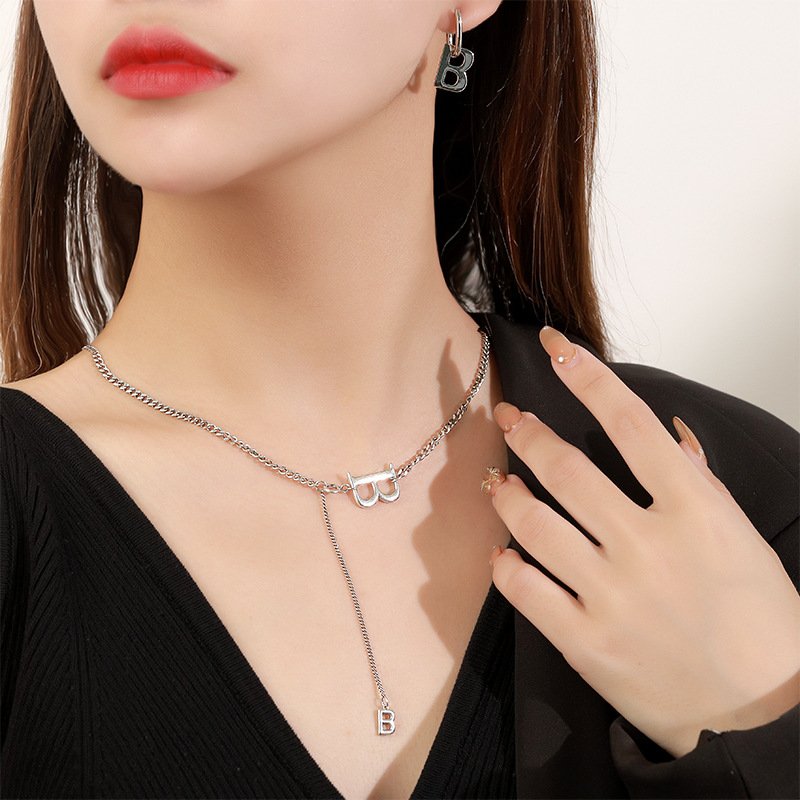 Lightweight and luxurious bow necklaces for women, sweet imitation pearl necklaces, jewelry accessories