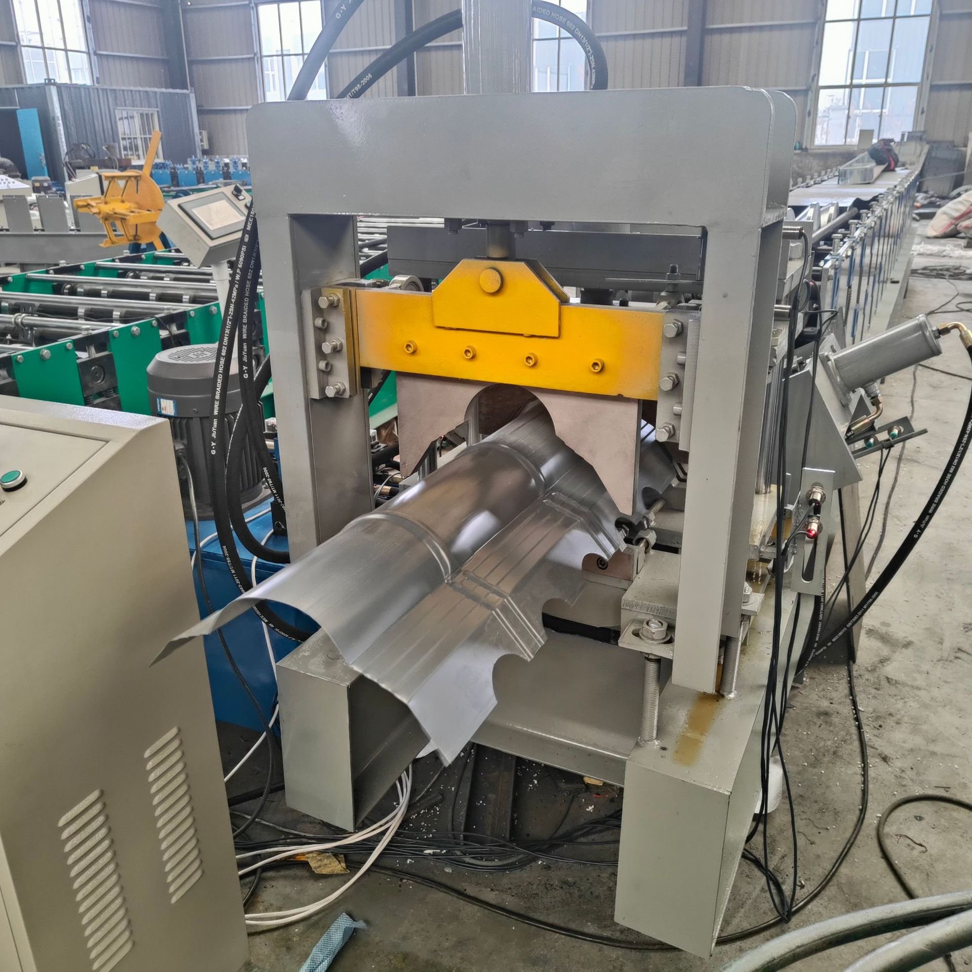 Roofing ridge cap roll forming machine rain water ridge cap making machine