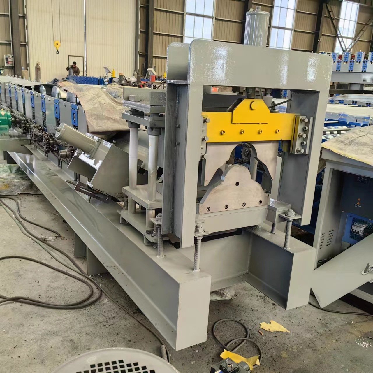 Roofing ridge cap roll forming machine rain water ridge cap making machine