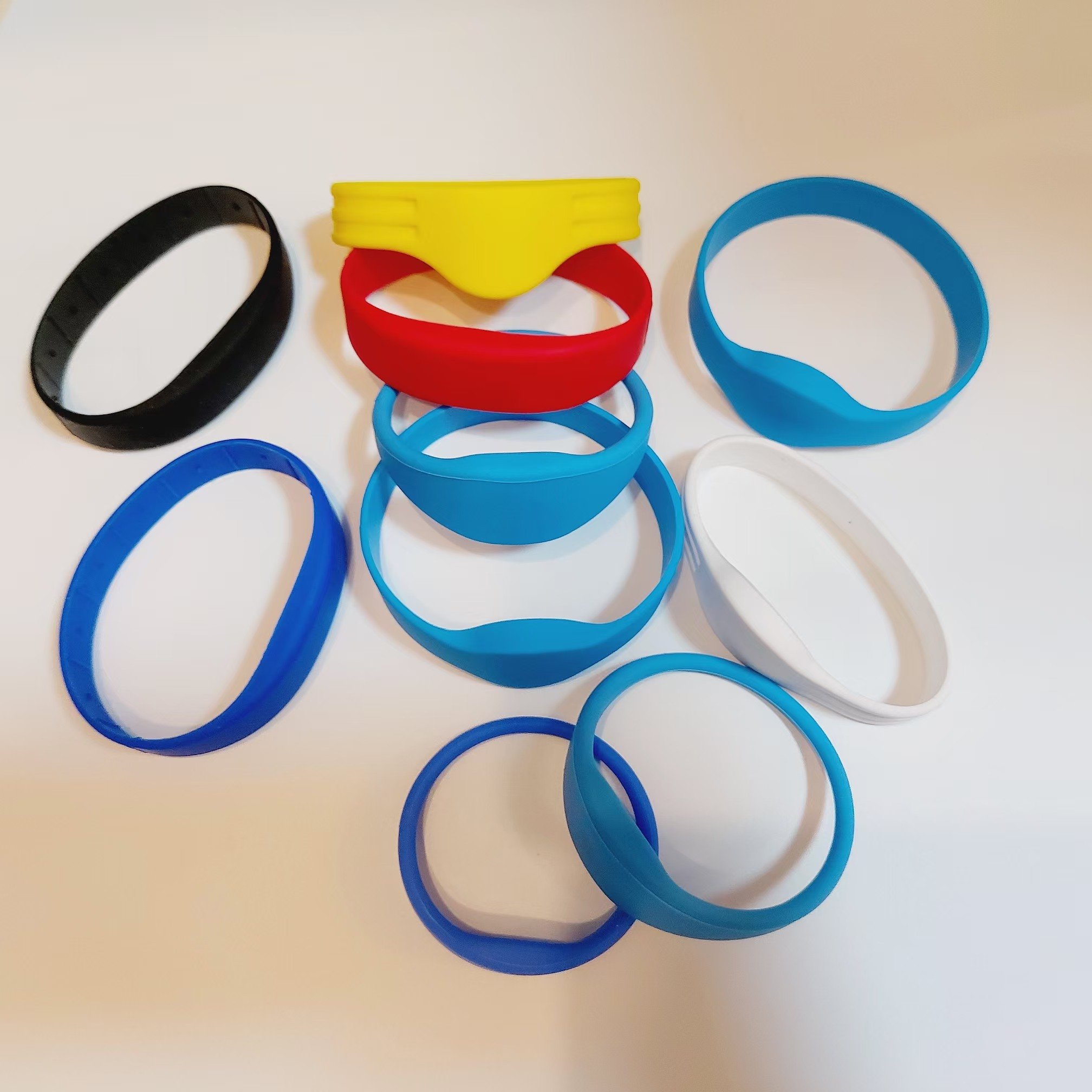 Best Price Nfc Passive Watch Wristband 915Mhz Remote Access Control prevent human body interference Rfid silicone Card Wristband