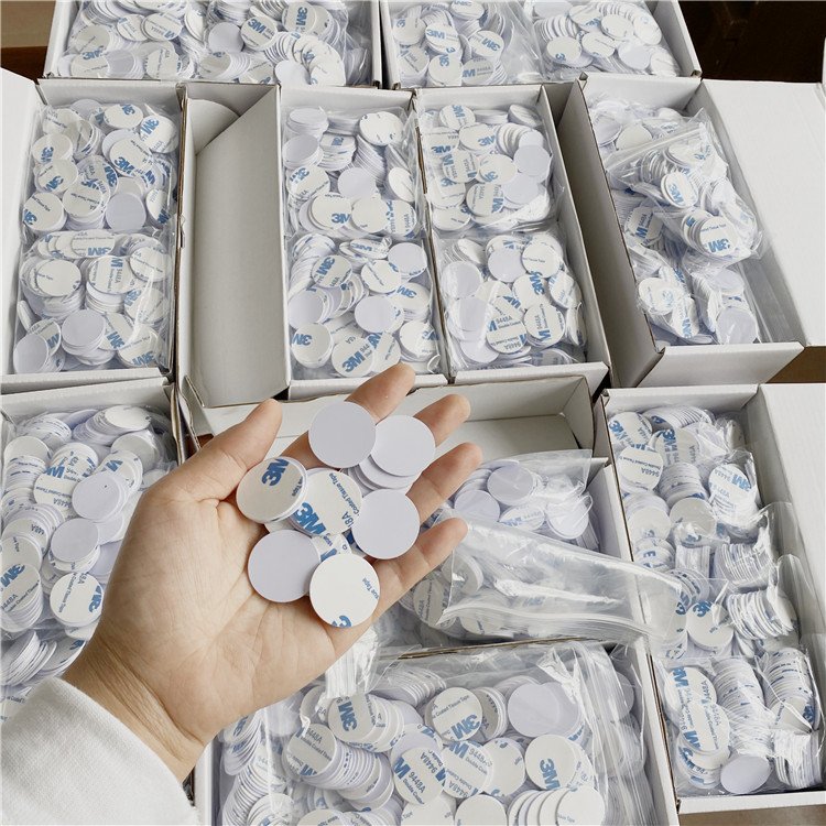 Custom 13.56mhz Passive programmable NTAG 213 /215/216 PVC smart nfc coin tag sticker