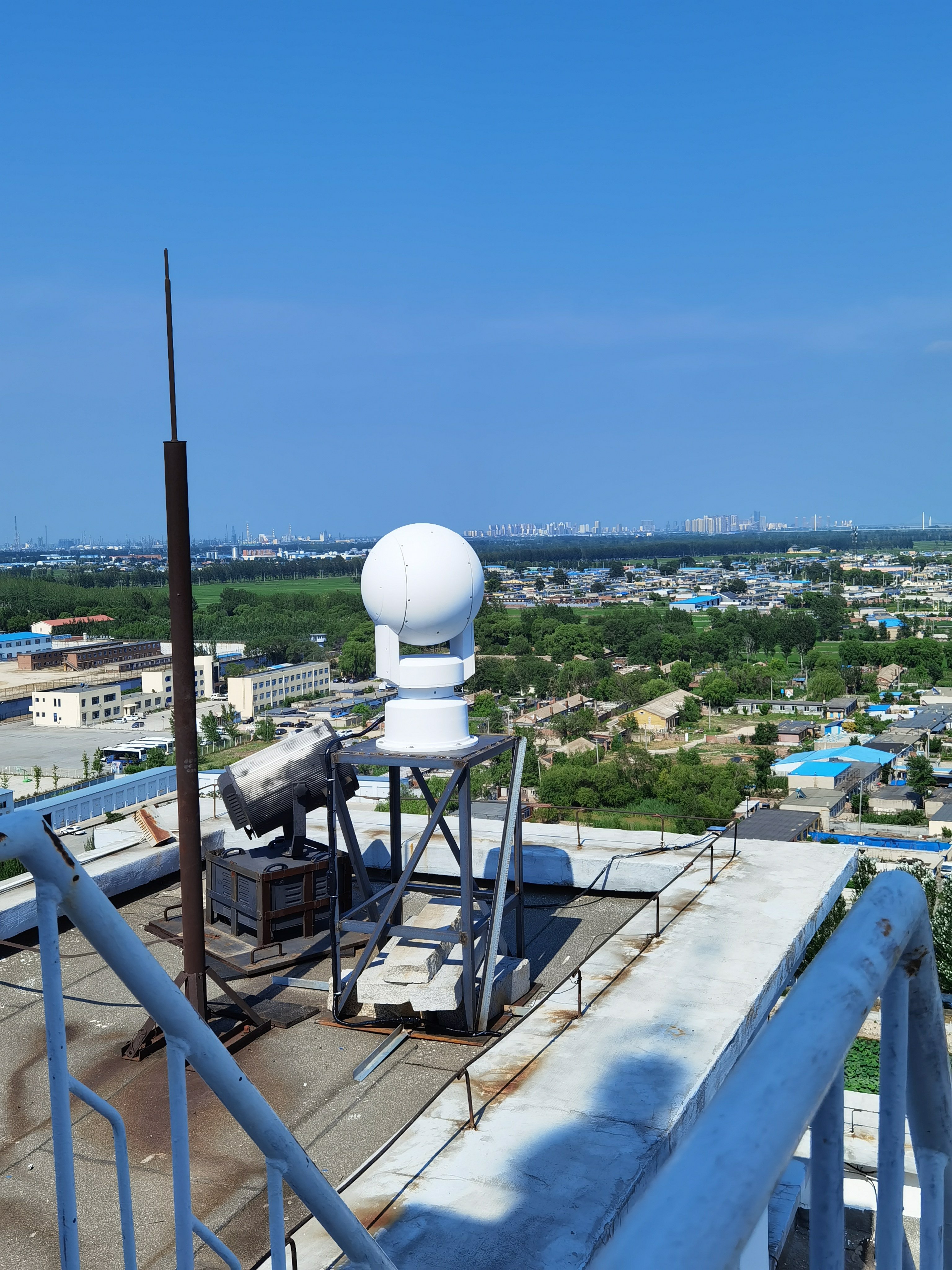 Frontier long-distance fog through day and night uninterrupted monitoring system