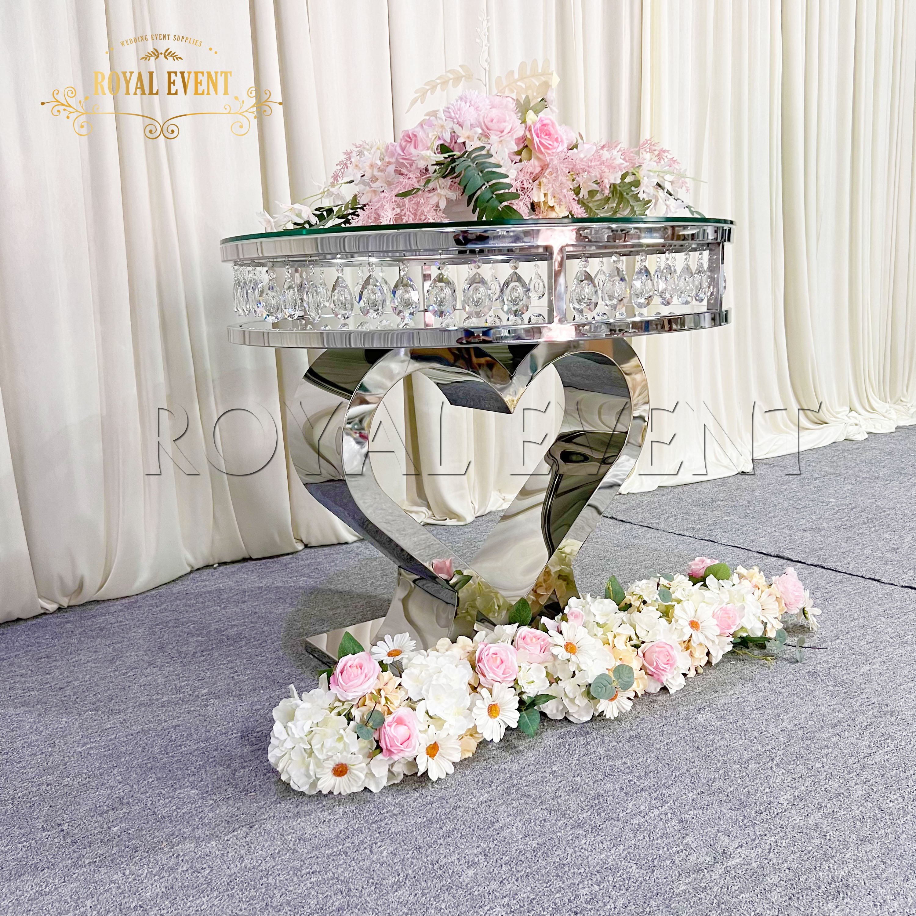Latest Design Wedding Furniture Heart Shape Silver Stainless Steel Table Crystal Pendant Round Cake Table for Wedding Events