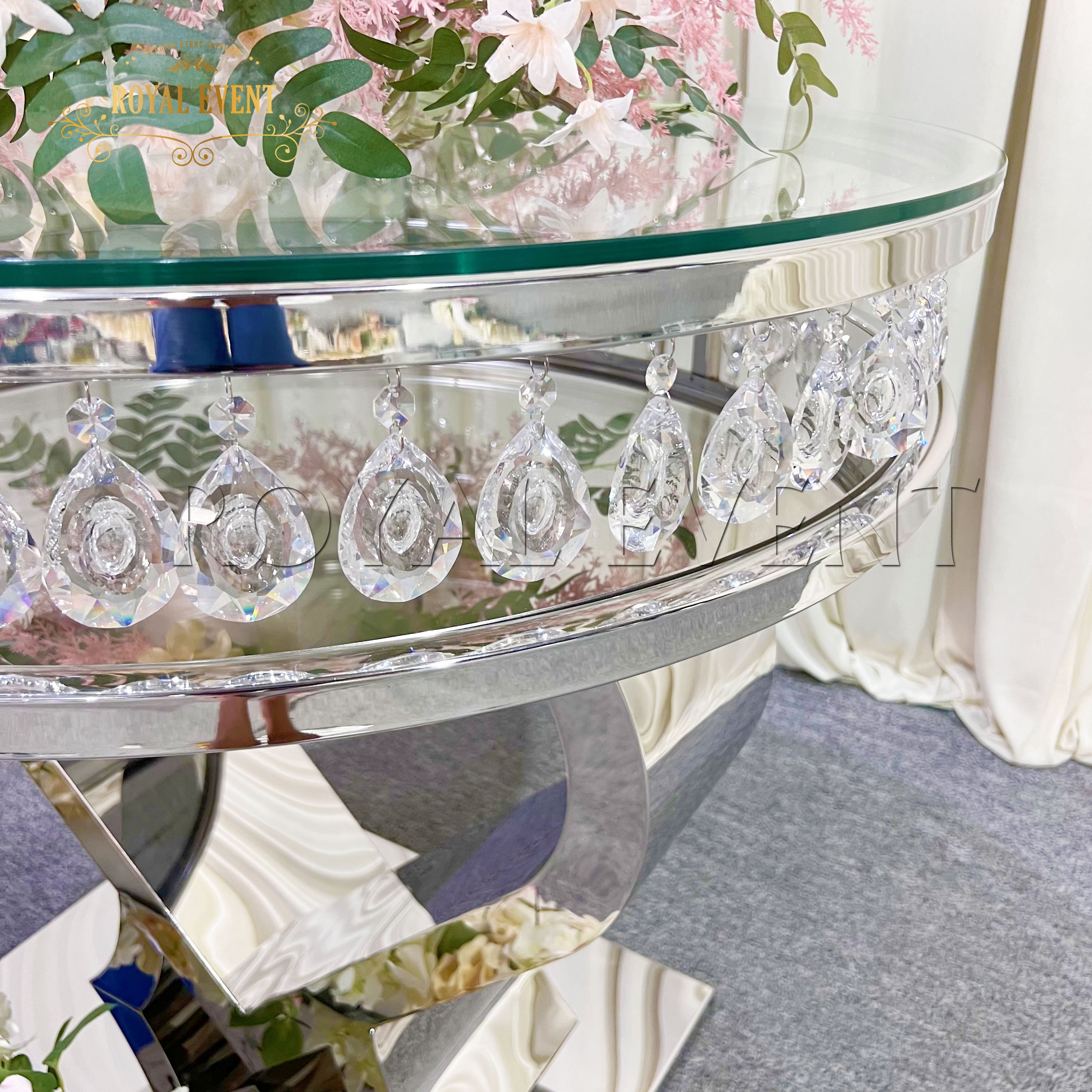 Latest Design Wedding Furniture Heart Shape Silver Stainless Steel Table Crystal Pendant Round Cake Table for Wedding Events