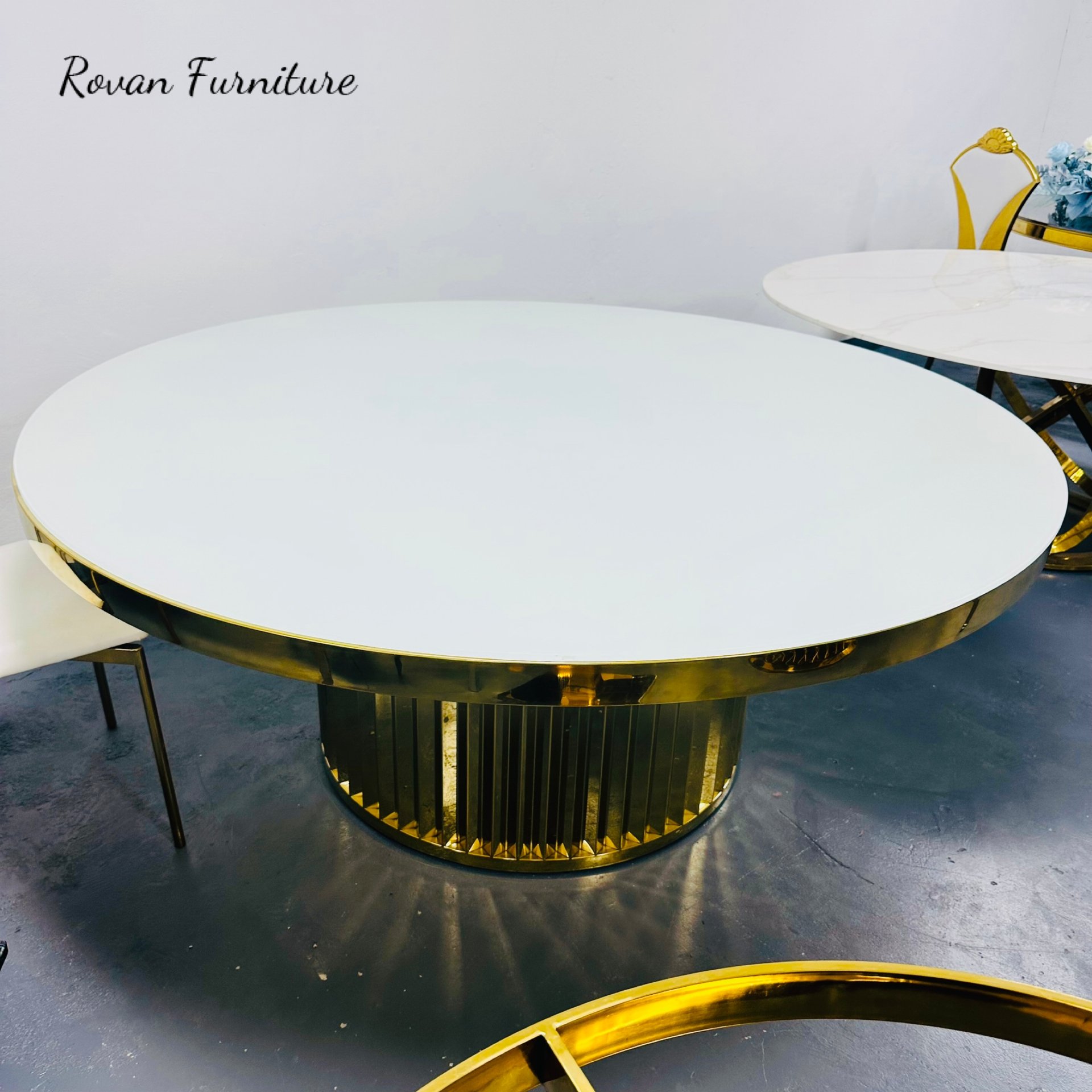 Round glass top small golden round metal base stainless steel tables for wedding dining hall