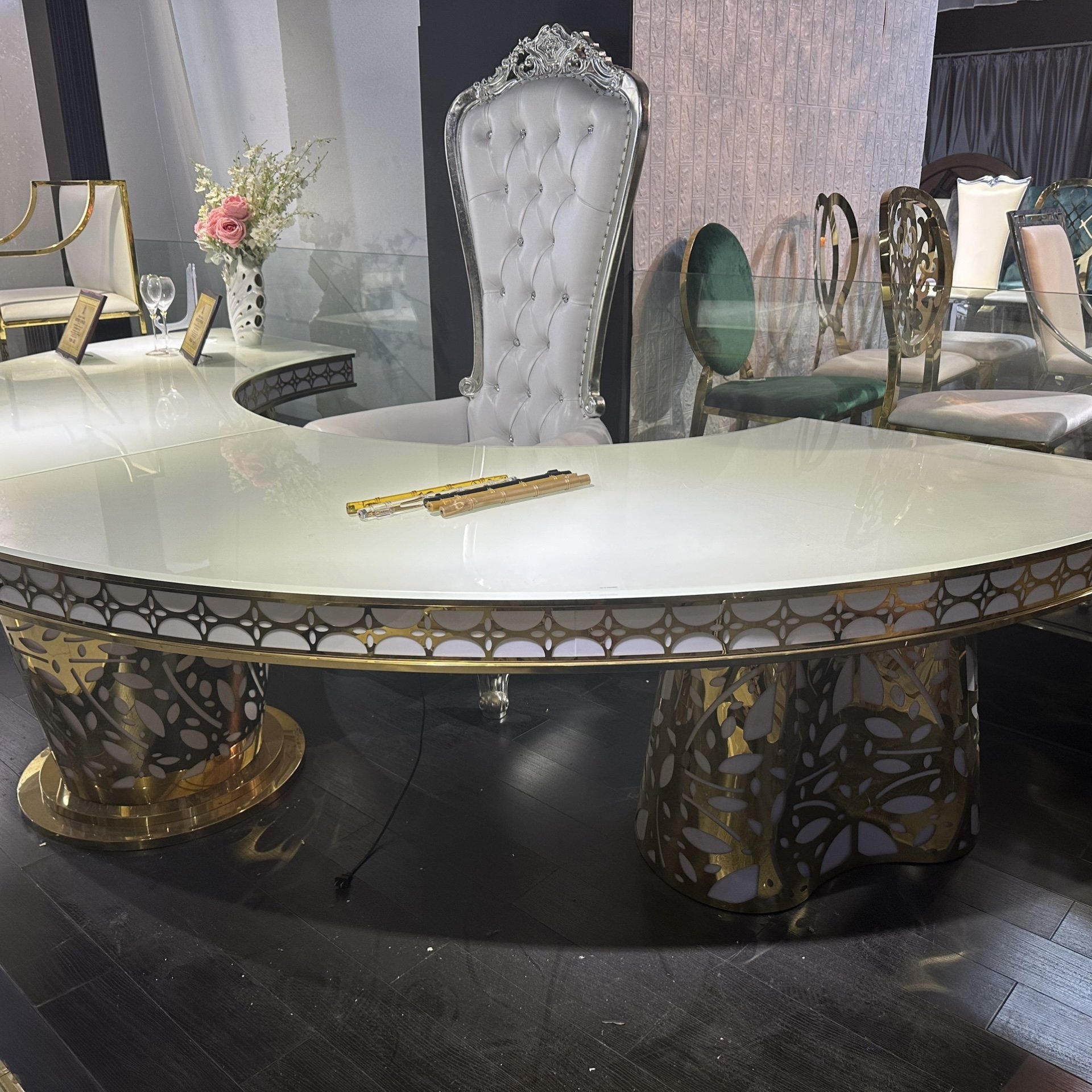 High quality modern Luxury golden stainless steel with glass top half moon wedding table