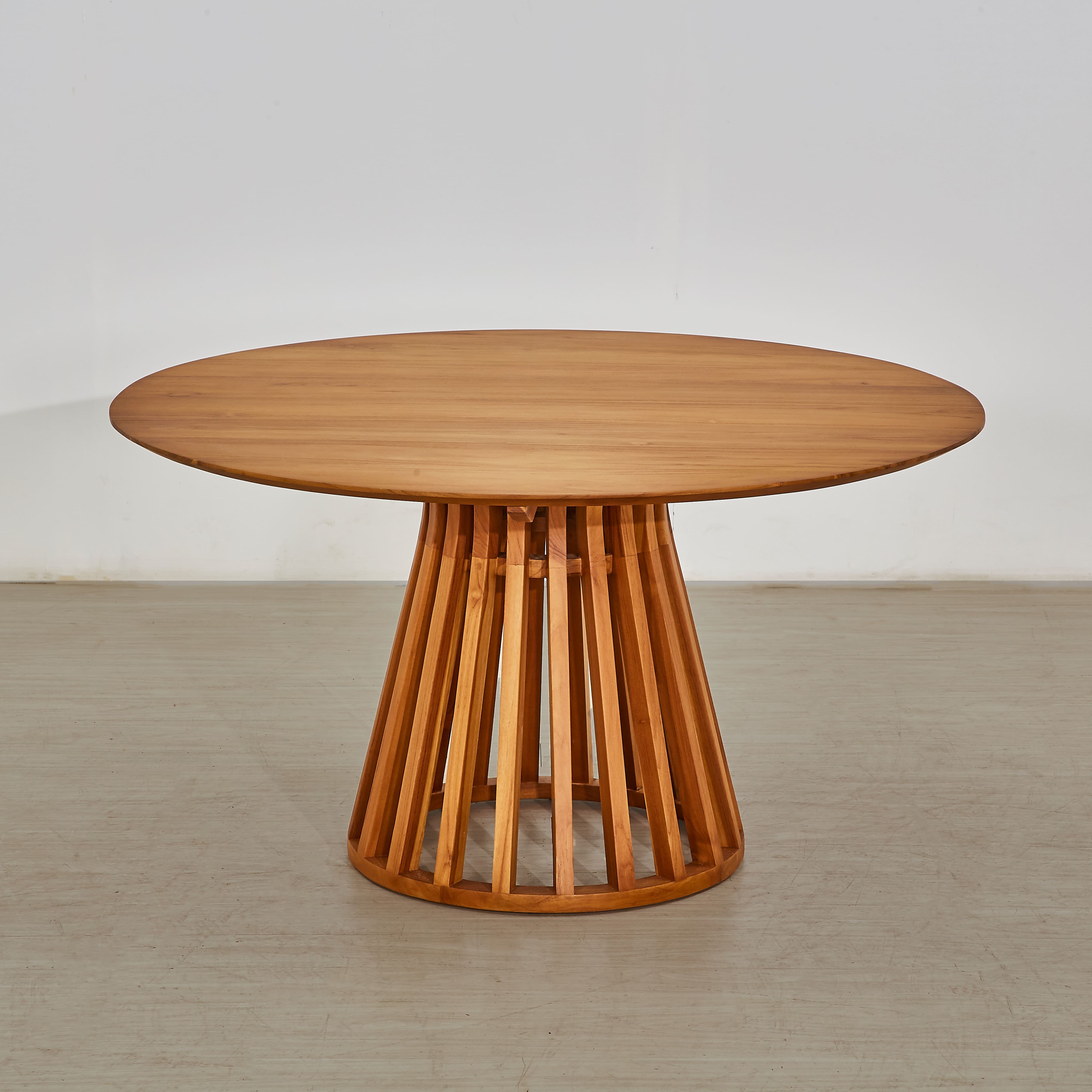 Modern Chinese Design 140 cm Diameter Teak Wood round Dining Table Peaceful and Charming for Restaurant Dining Room Kitchen Use