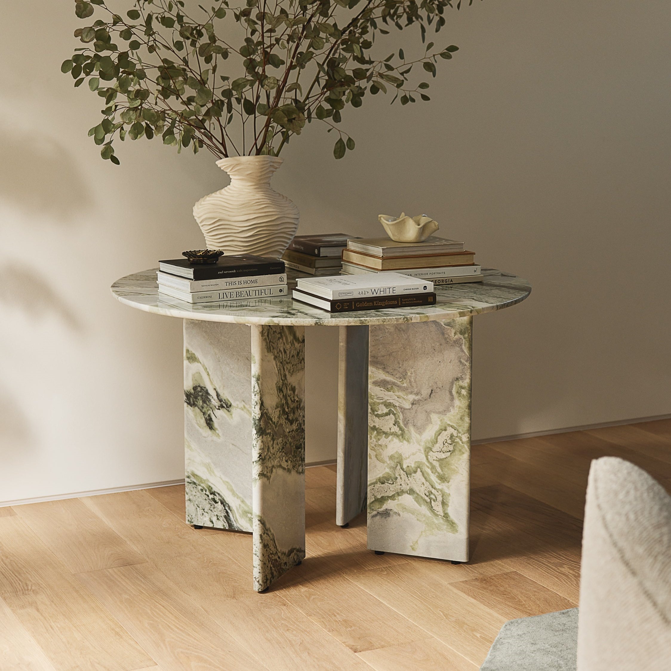 SHIHUI Customized High Quality Luxury Modern Green Onyx Marble Round Dining Table Angled Legs for Apartment Home Office Villa