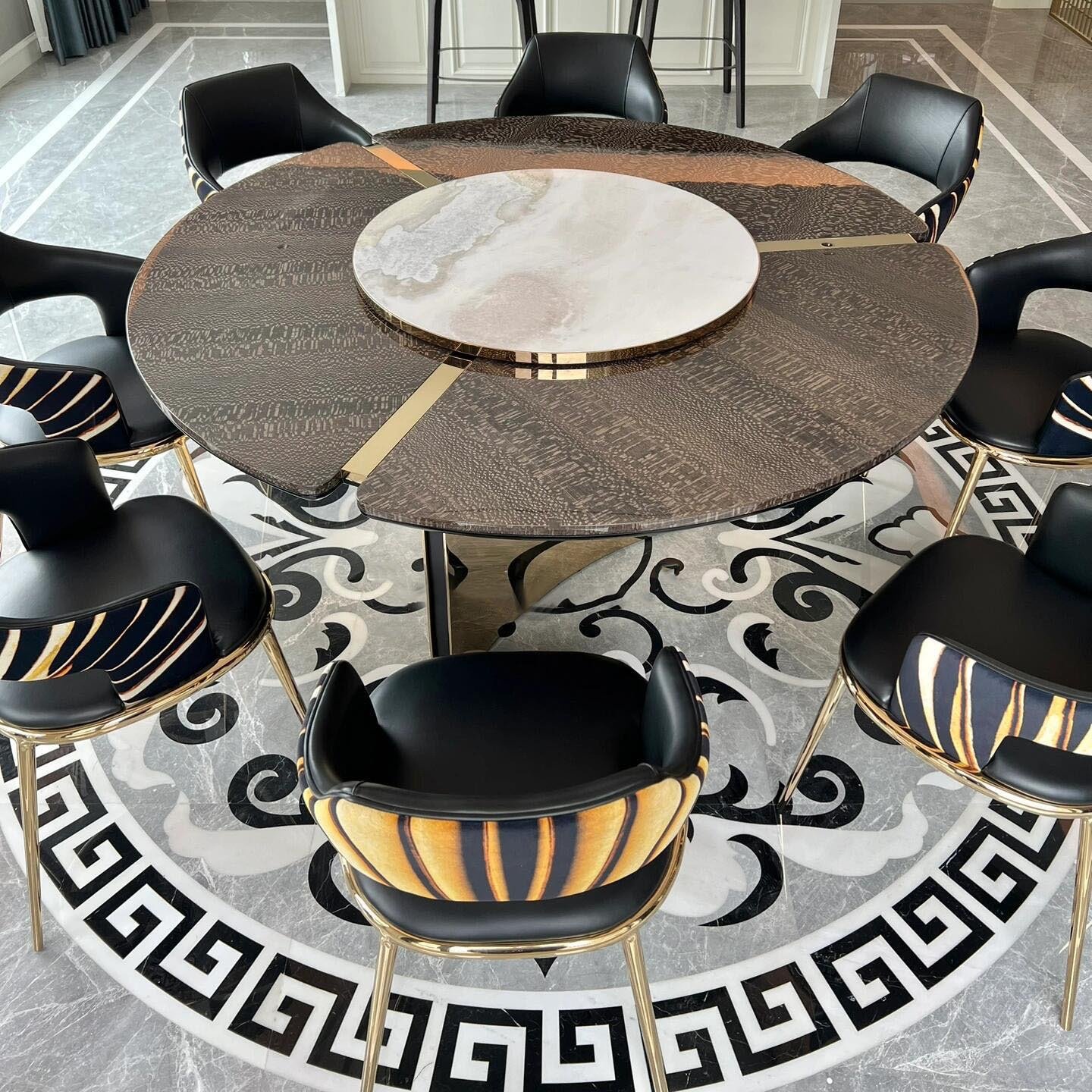 MR Light Luxury High-end Round Black Shadow Wood Lacquered Dining Table Luxury Fashion Villa Artistic Dining Room Furniture
