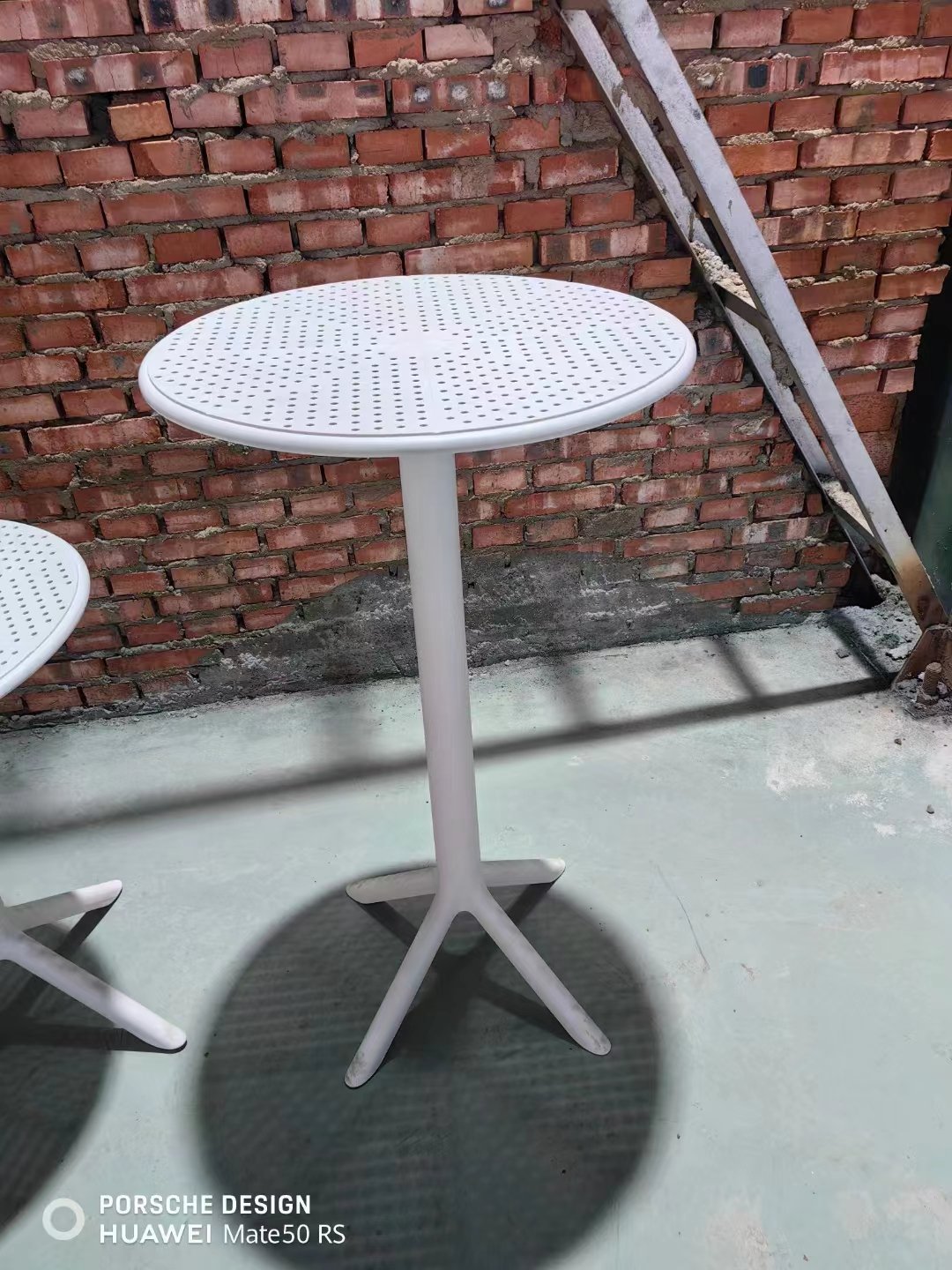 Now simple outdoor waterproof outdoor balcony plastic table and chair set three-legged plastic bar round table