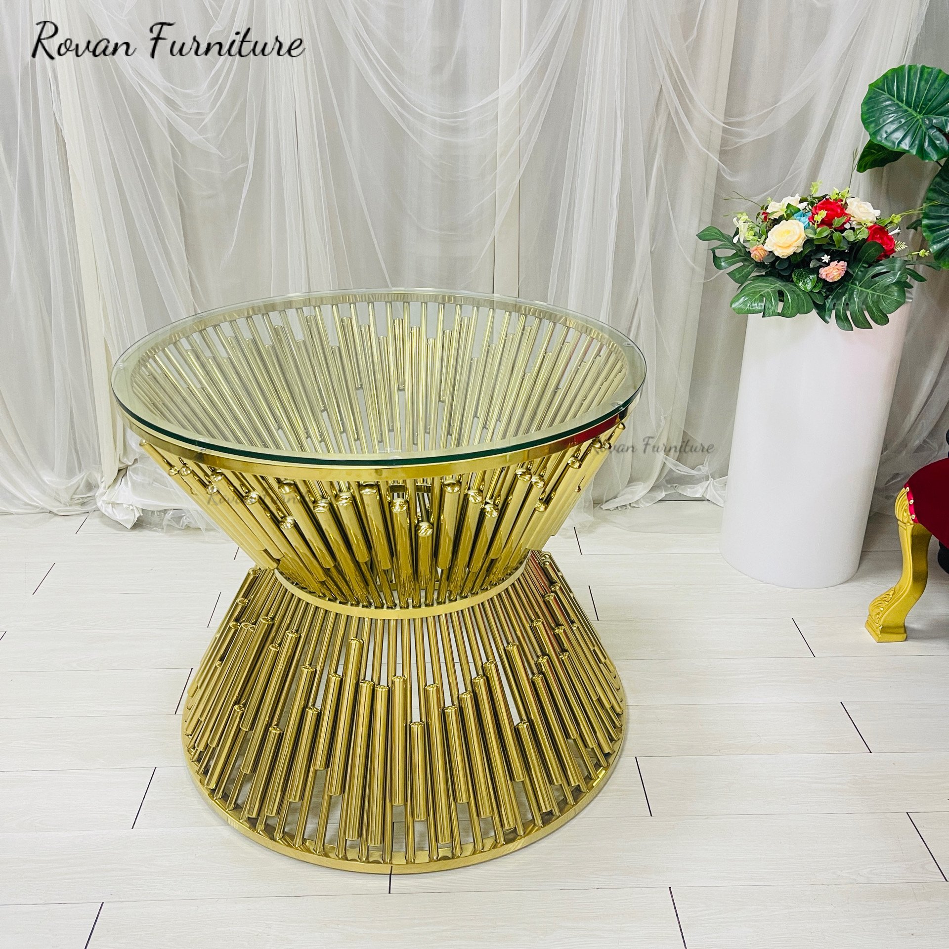 Latest design luxury high quality gold stainless steel round wedding cake table with glass tabletop