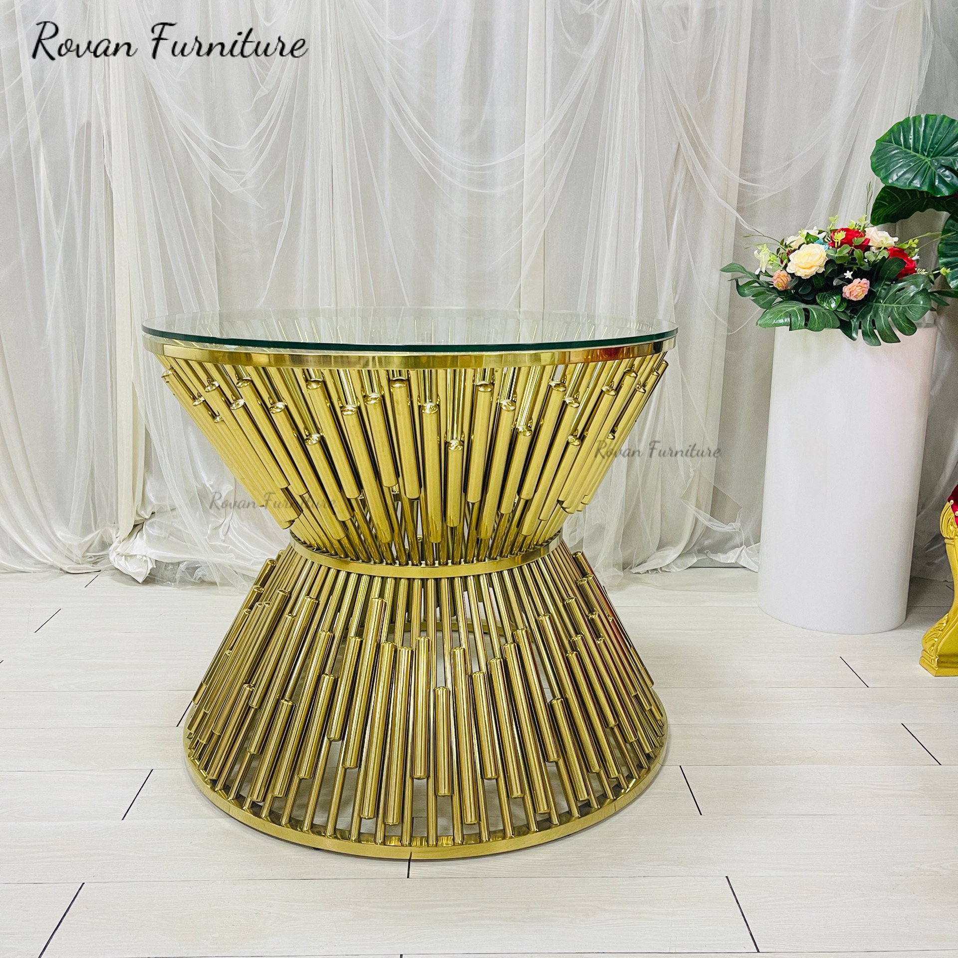 Latest design luxury high quality gold stainless steel round wedding cake table with glass tabletop