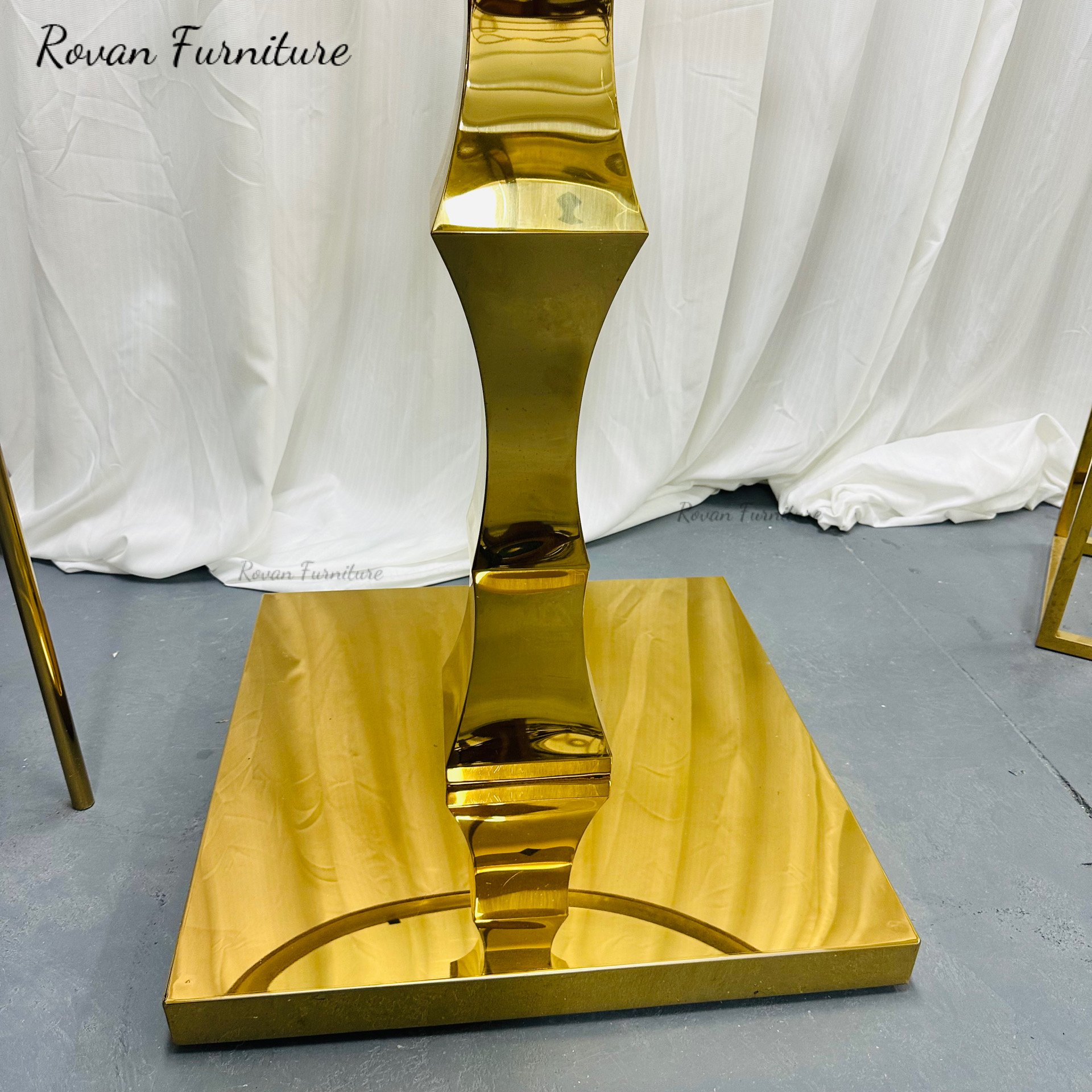 Latest design luxury gold stainless steel wedding round cake table decor table with clear glass tabletop