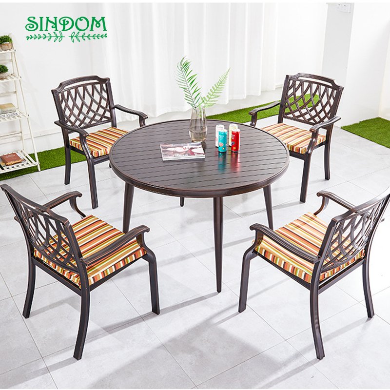 2024 Elegant Shape Cast Metal Aluminum Coffee Table and Chairs for Garden
