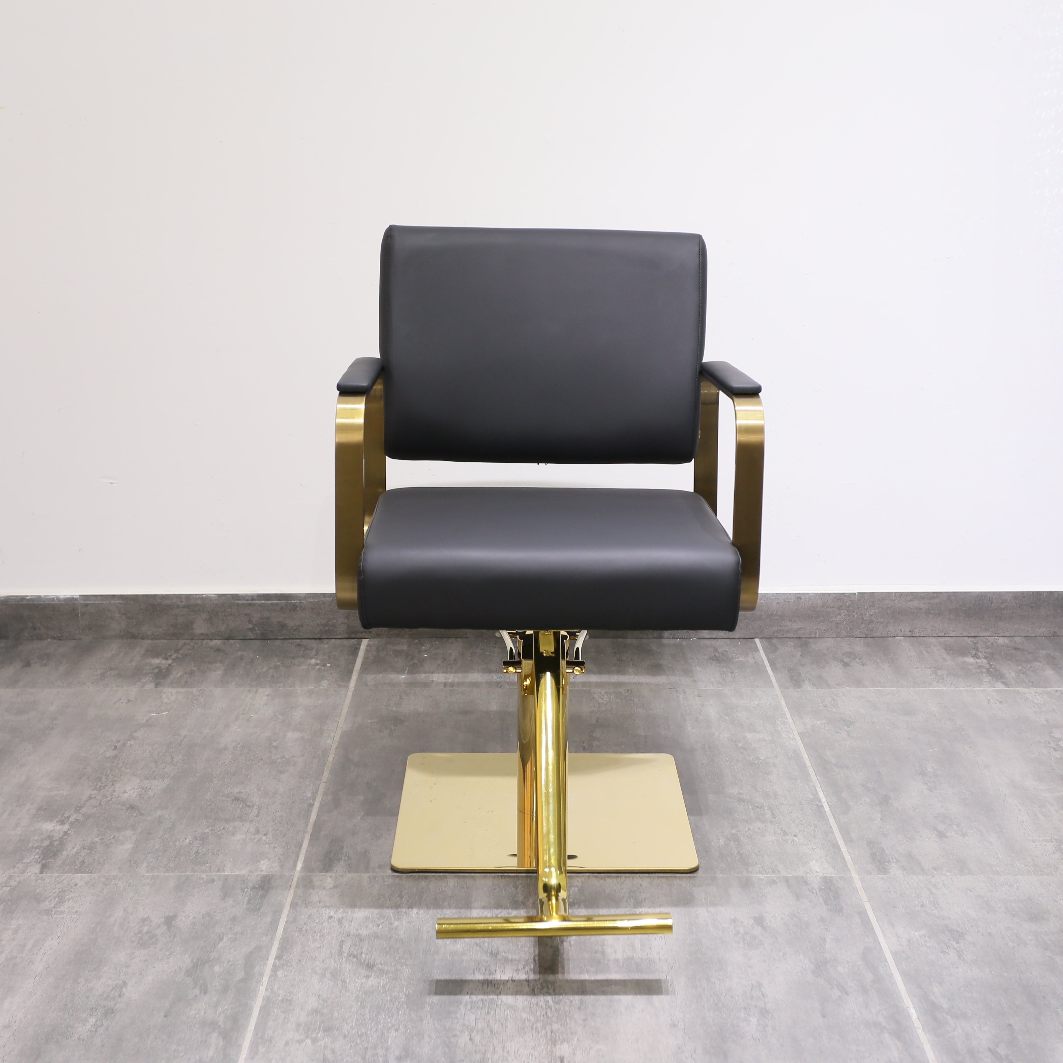 Modern Lockable Equipment Elegant Salon Barber Chair Hydraulic Pump Hair Salon Furniture Reclining Salon Chair