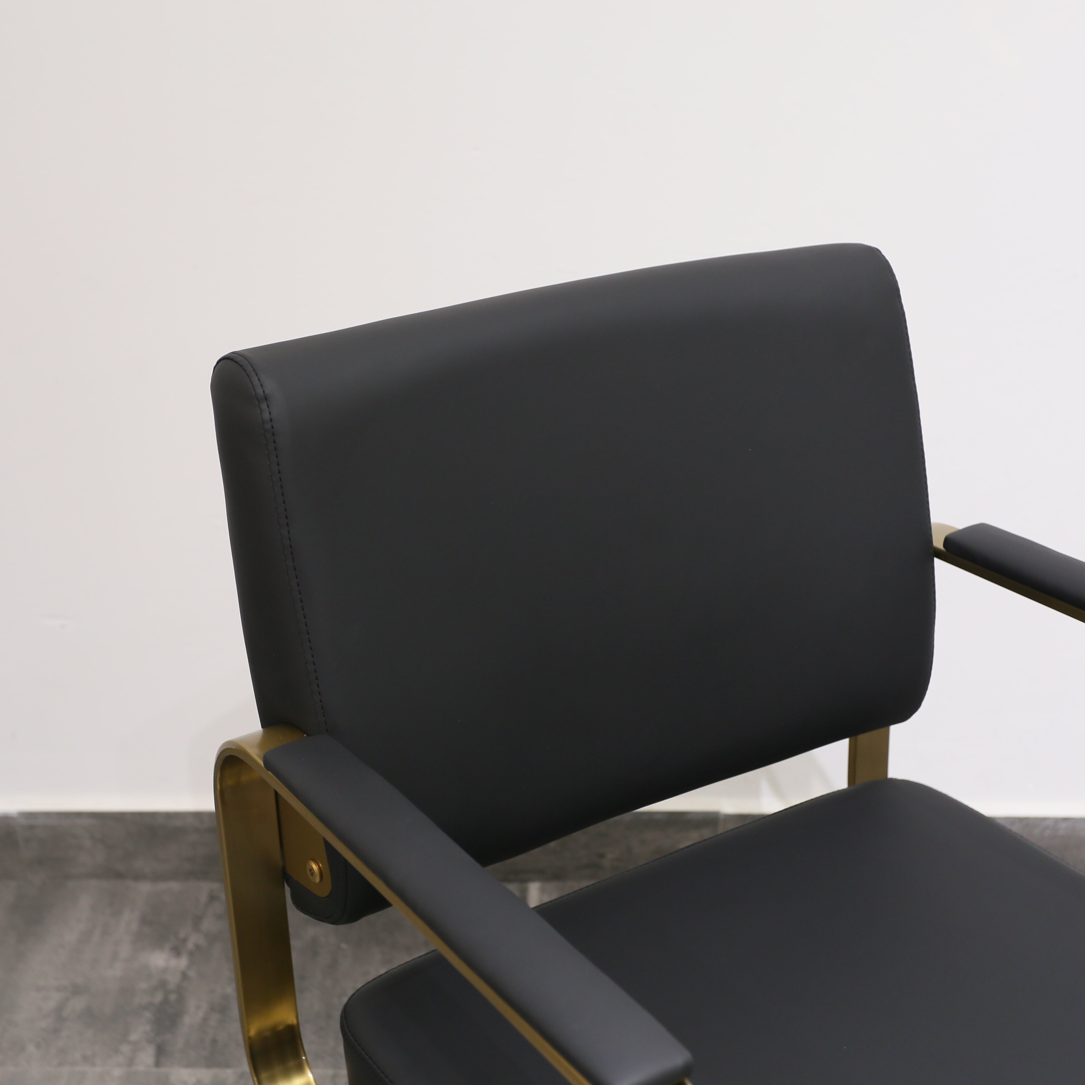 Modern Lockable Equipment Elegant Salon Barber Chair Hydraulic Pump Hair Salon Furniture Reclining Salon Chair