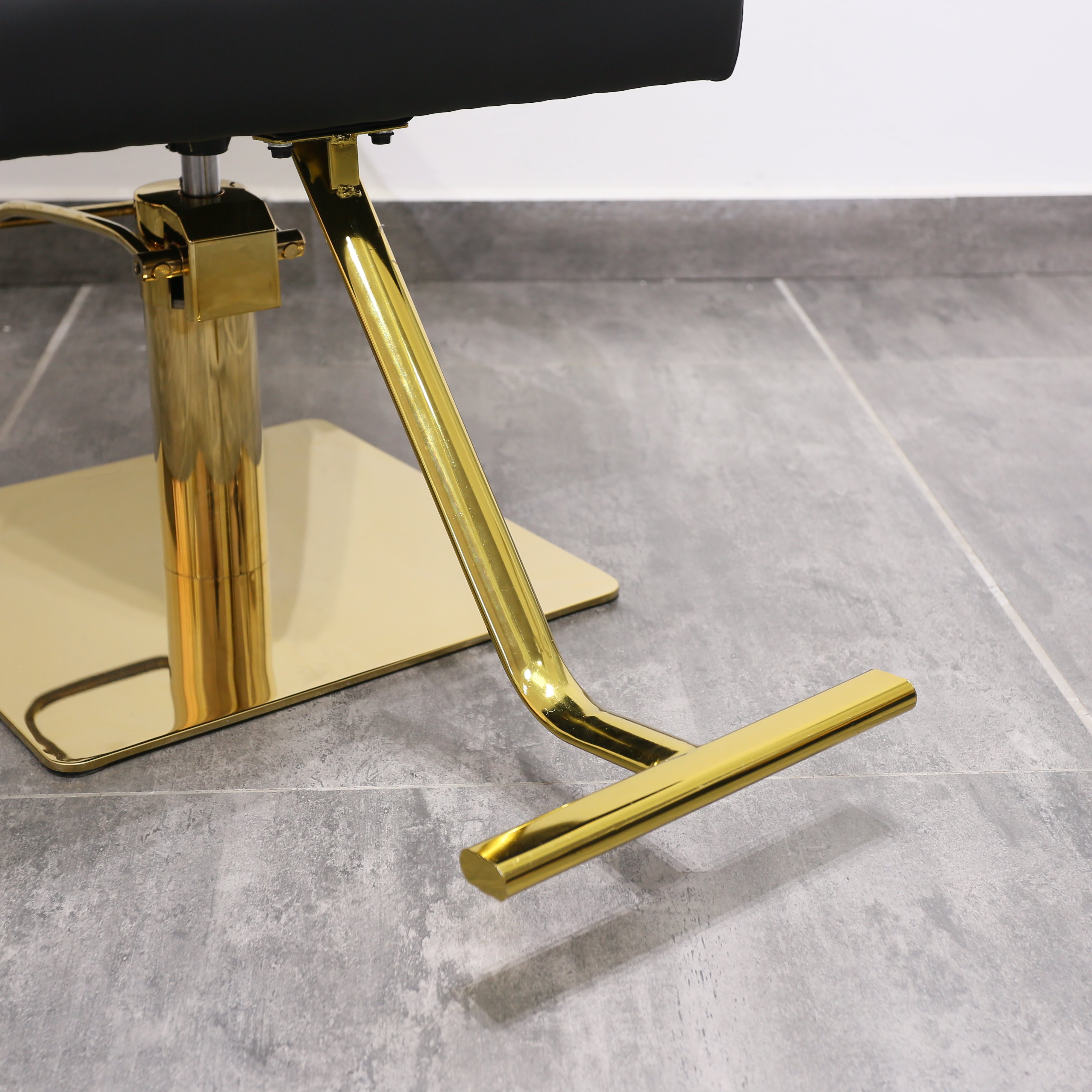 Modern Lockable Equipment Elegant Salon Barber Chair Hydraulic Pump Hair Salon Furniture Reclining Salon Chair