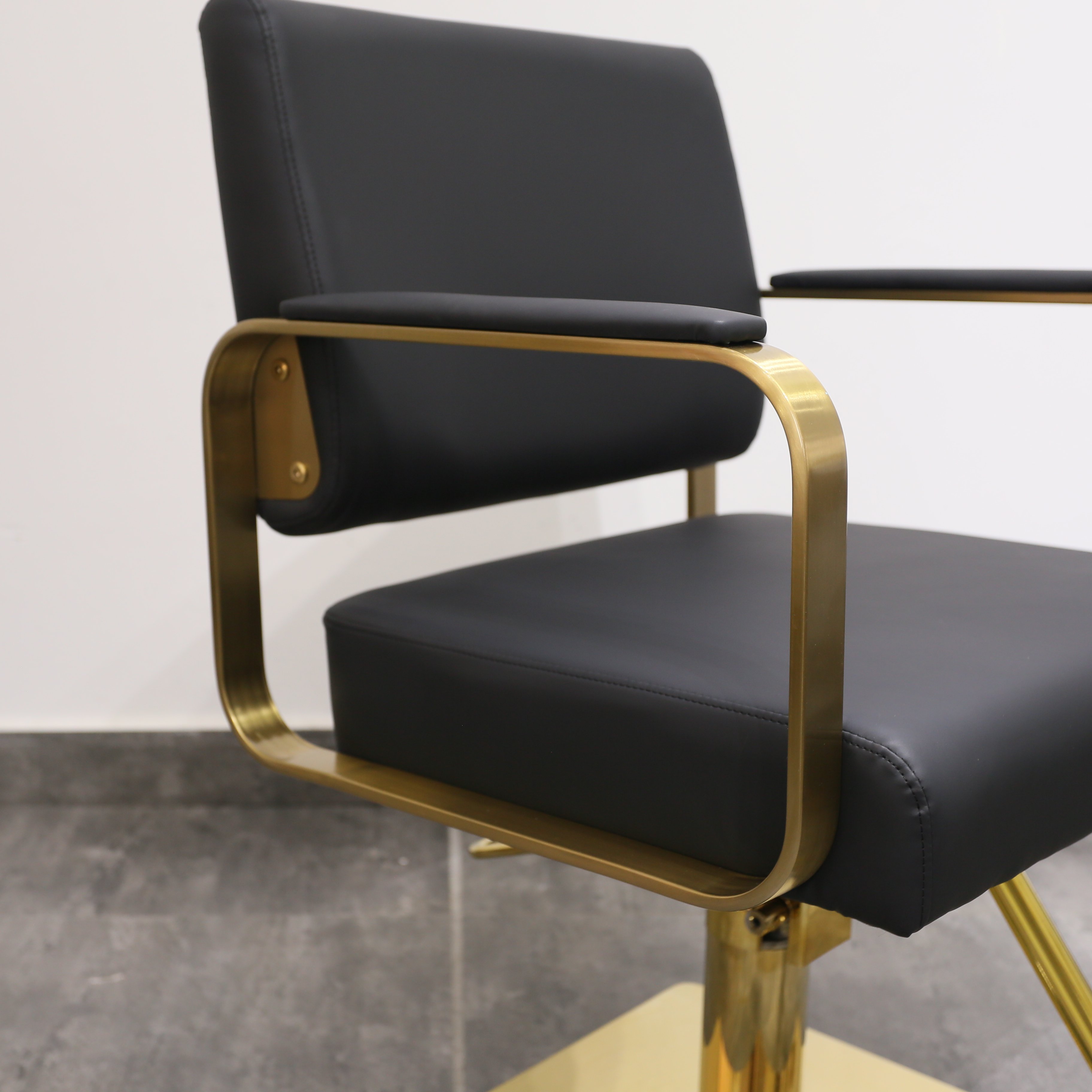 Modern Lockable Equipment Elegant Salon Barber Chair Hydraulic Pump Hair Salon Furniture Reclining Salon Chair