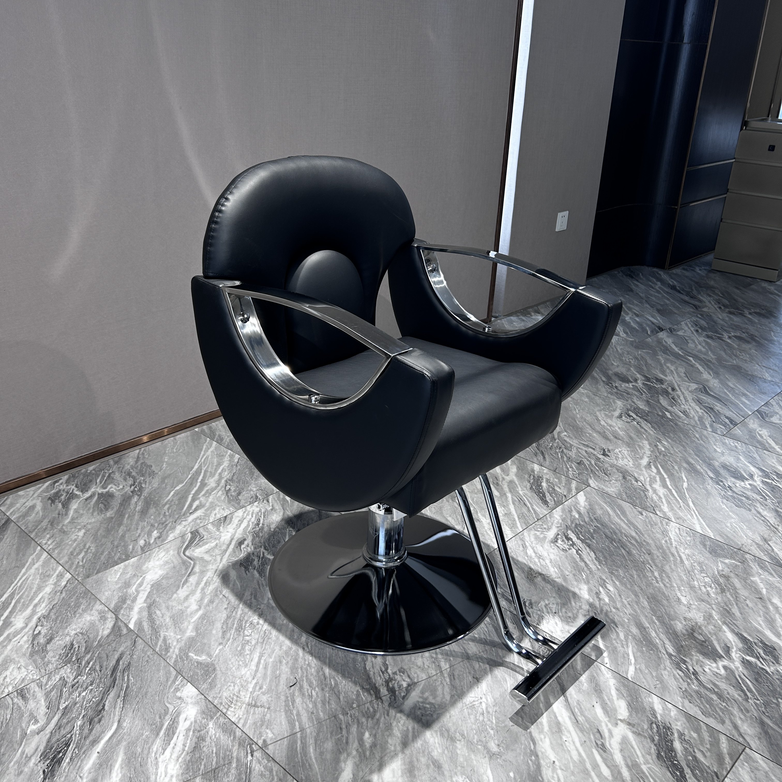 Modern black beauty salon Hair chair Metal round base Nail salon small hair chair