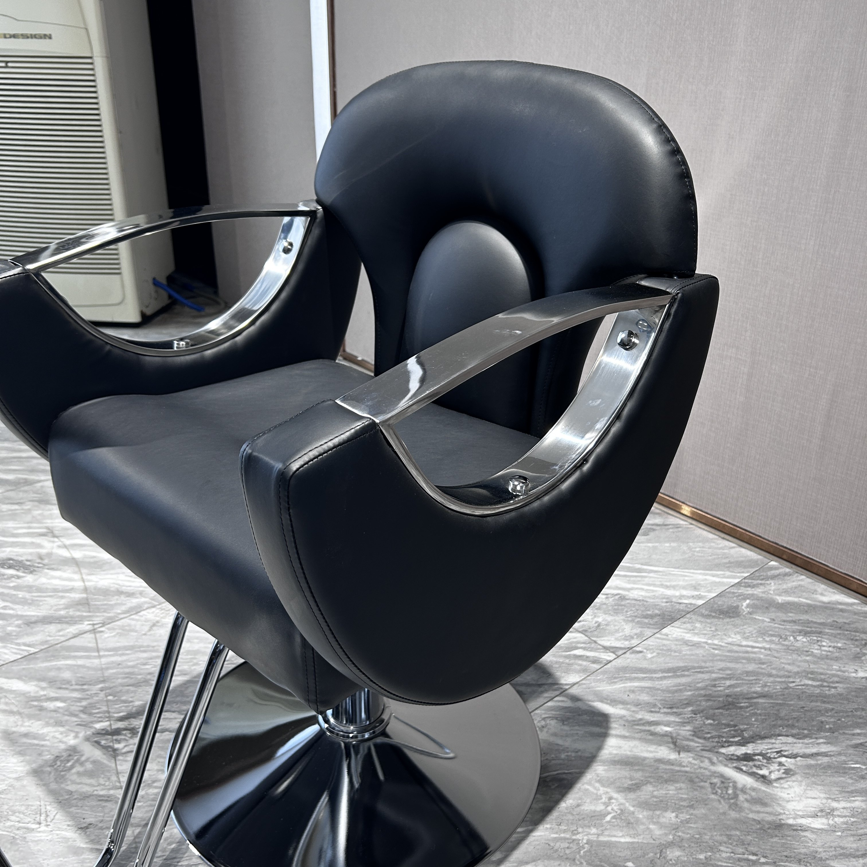 Modern black beauty salon Hair chair Metal round base Nail salon small hair chair