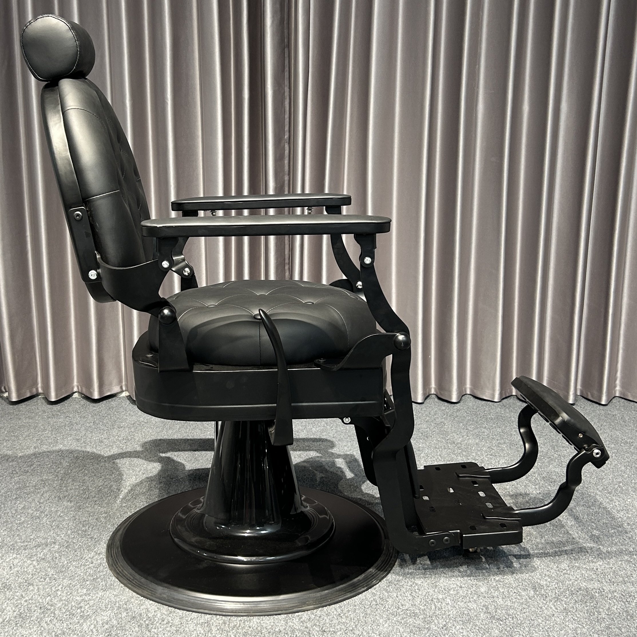 Vintage men's barber chair Recliner with adjustable height all black leather barber salon furniture