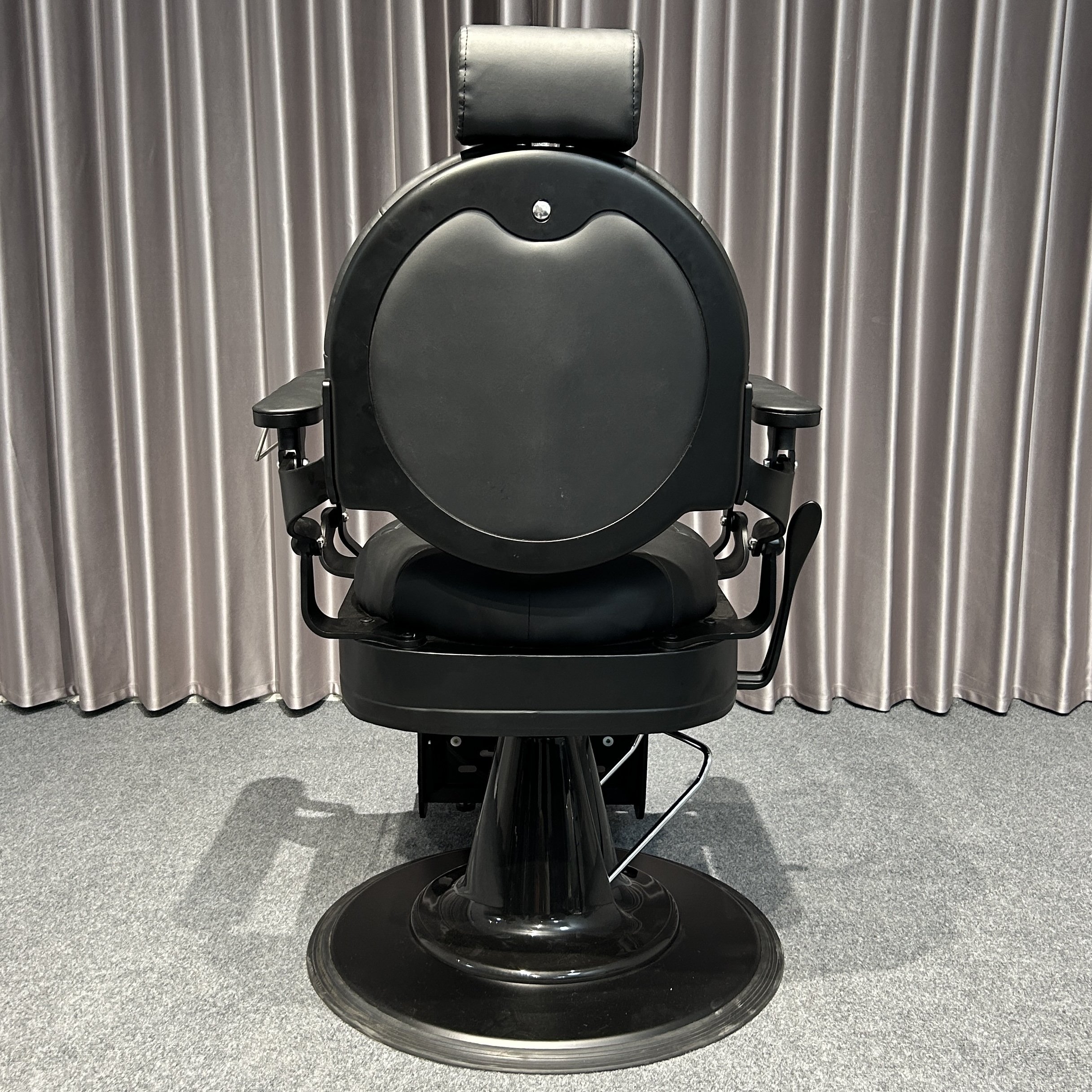 Vintage men's barber chair Recliner with adjustable height all black leather barber salon furniture