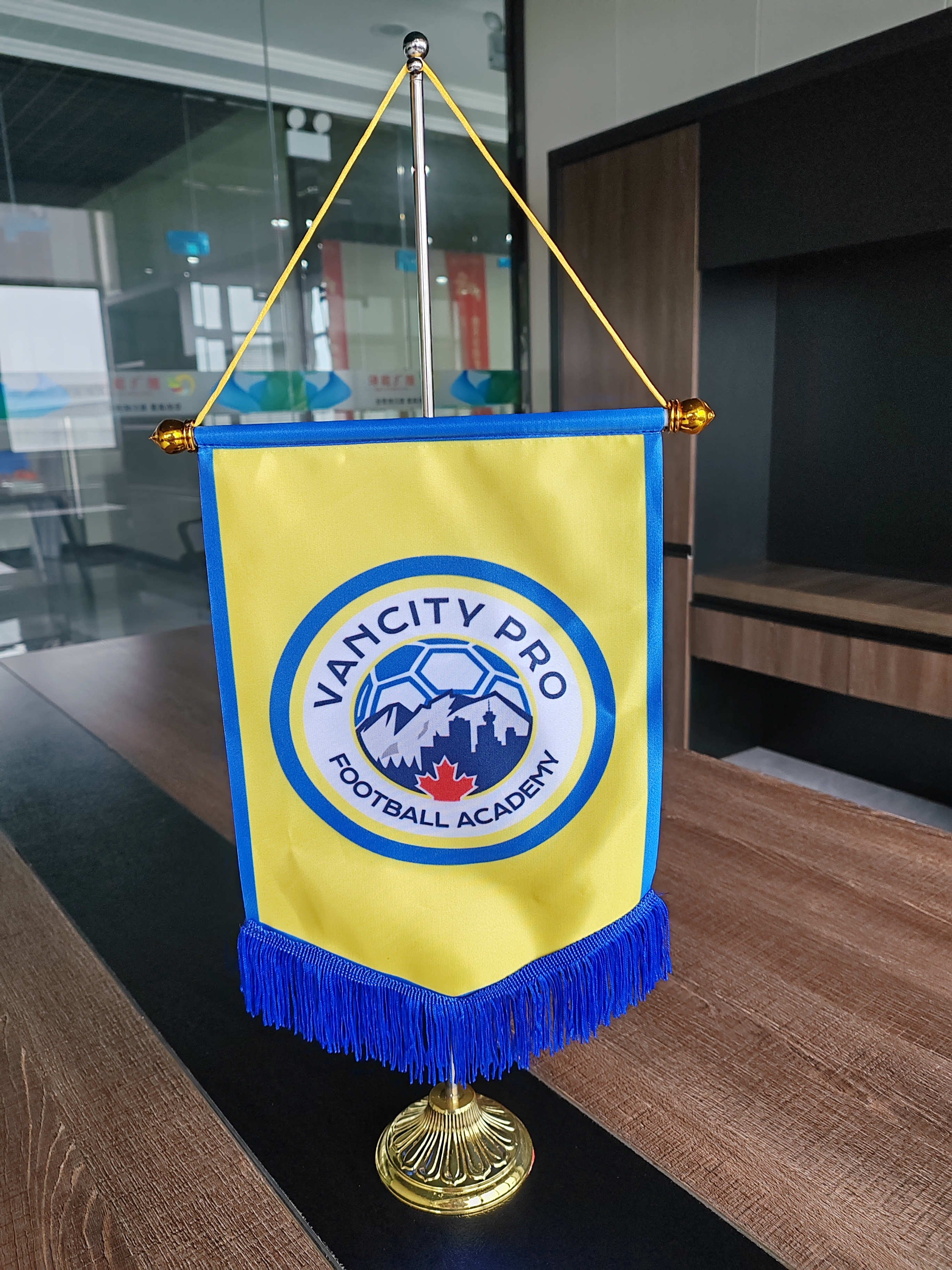 Custom Logo Mini Double Sided Football Soccer Club Fans Exchange Team Banner Pennant Hanging Table Flag With Tassell