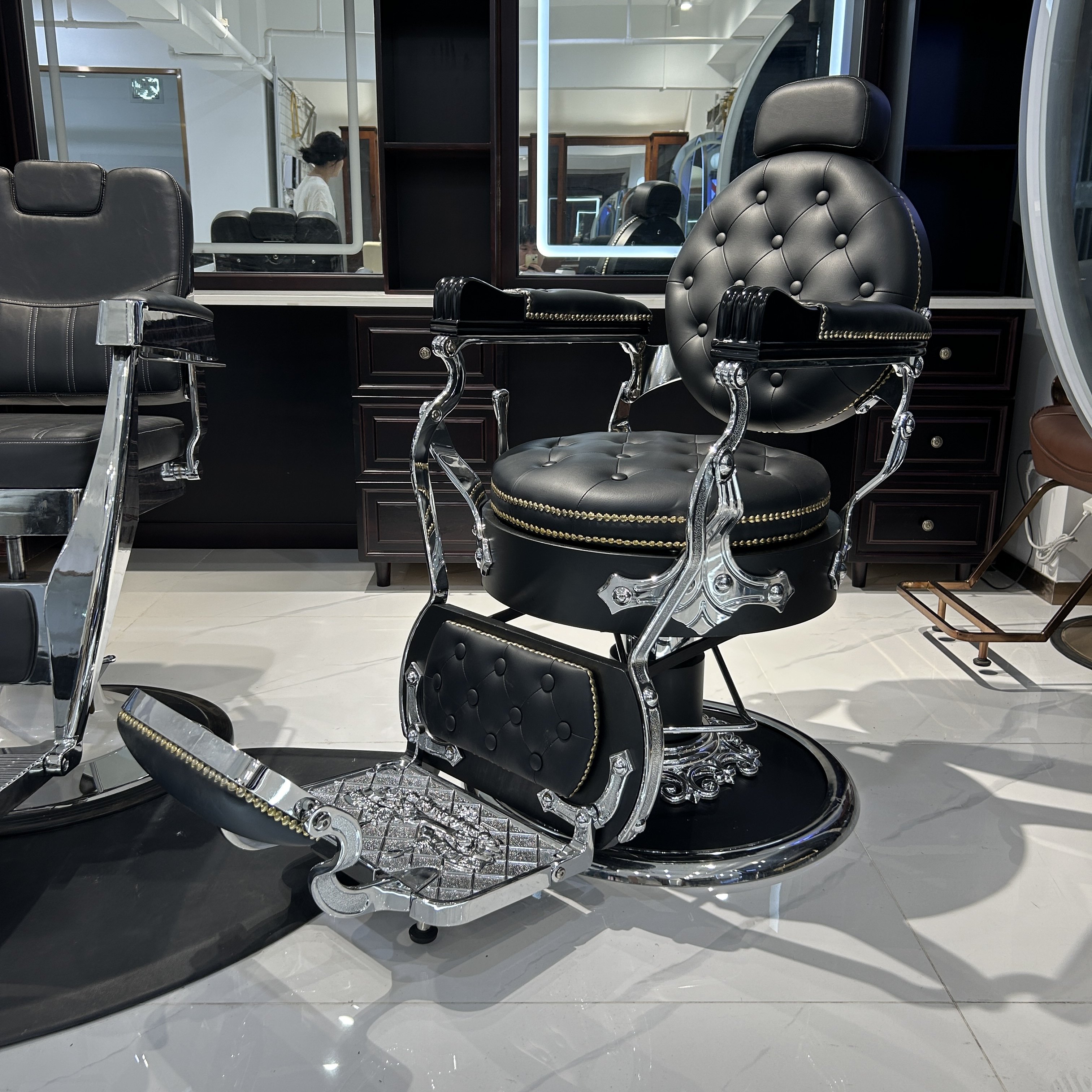 Antique Vintage European-Style Barber Chair Black Luxury Beauty Salon Furniture with Modern Style Made of Metal and Leather