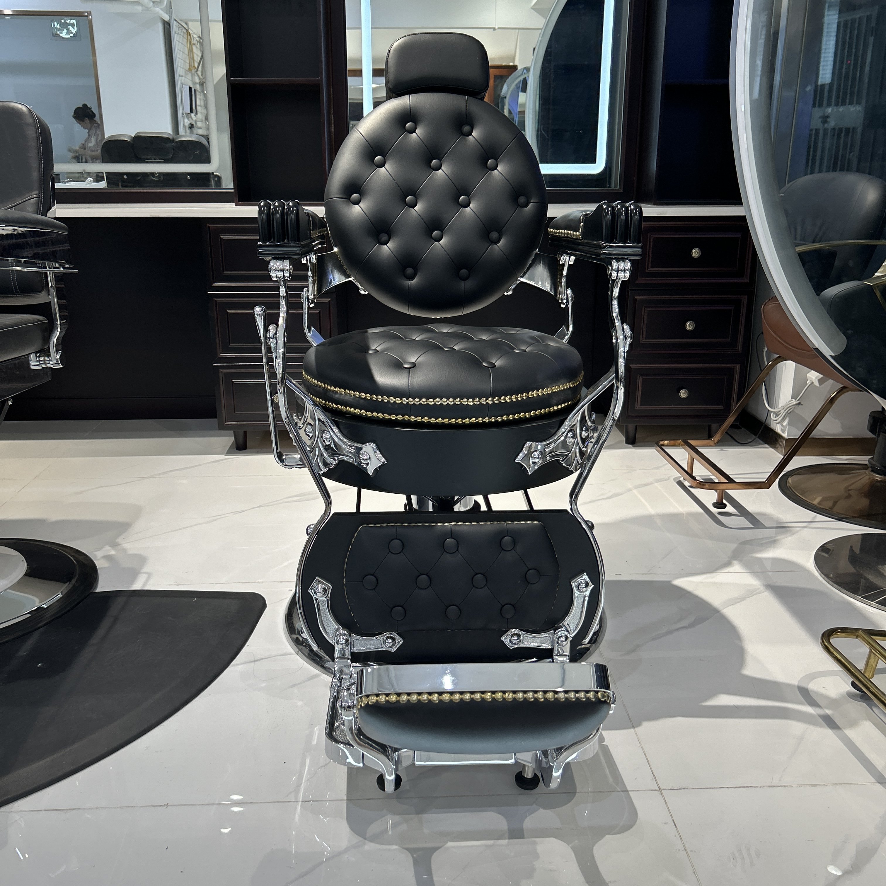 Antique Vintage European-Style Barber Chair Black Luxury Beauty Salon Furniture with Modern Style Made of Metal and Leather