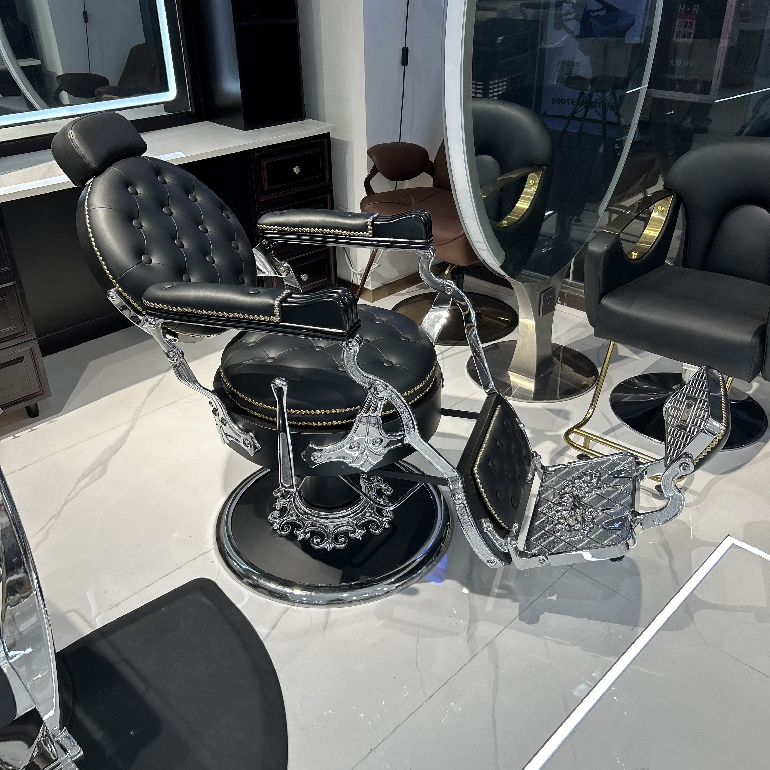 Antique Vintage European-Style Barber Chair Black Luxury Beauty Salon Furniture with Modern Style Made of Metal and Leather