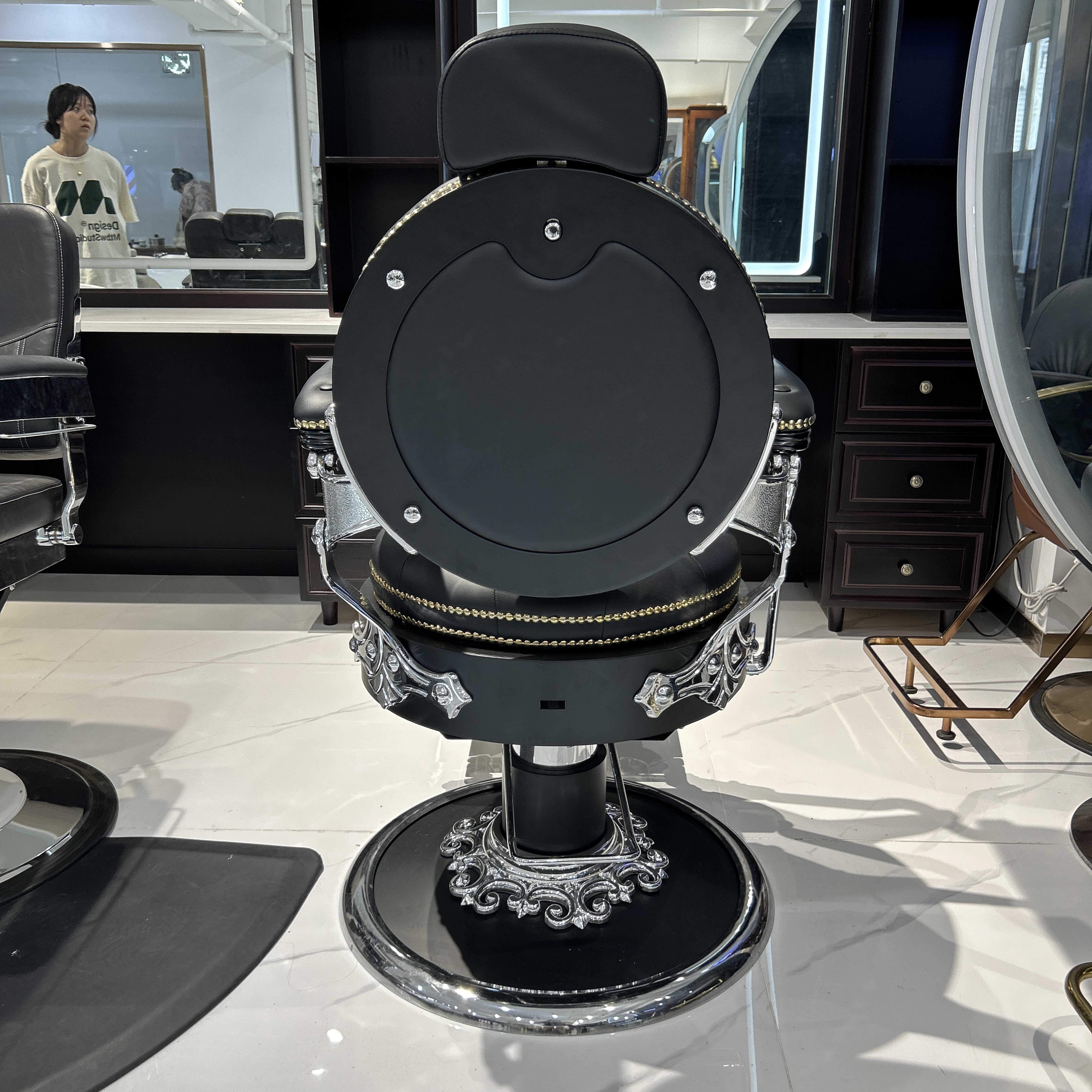 Antique Vintage European-Style Barber Chair Black Luxury Beauty Salon Furniture with Modern Style Made of Metal and Leather