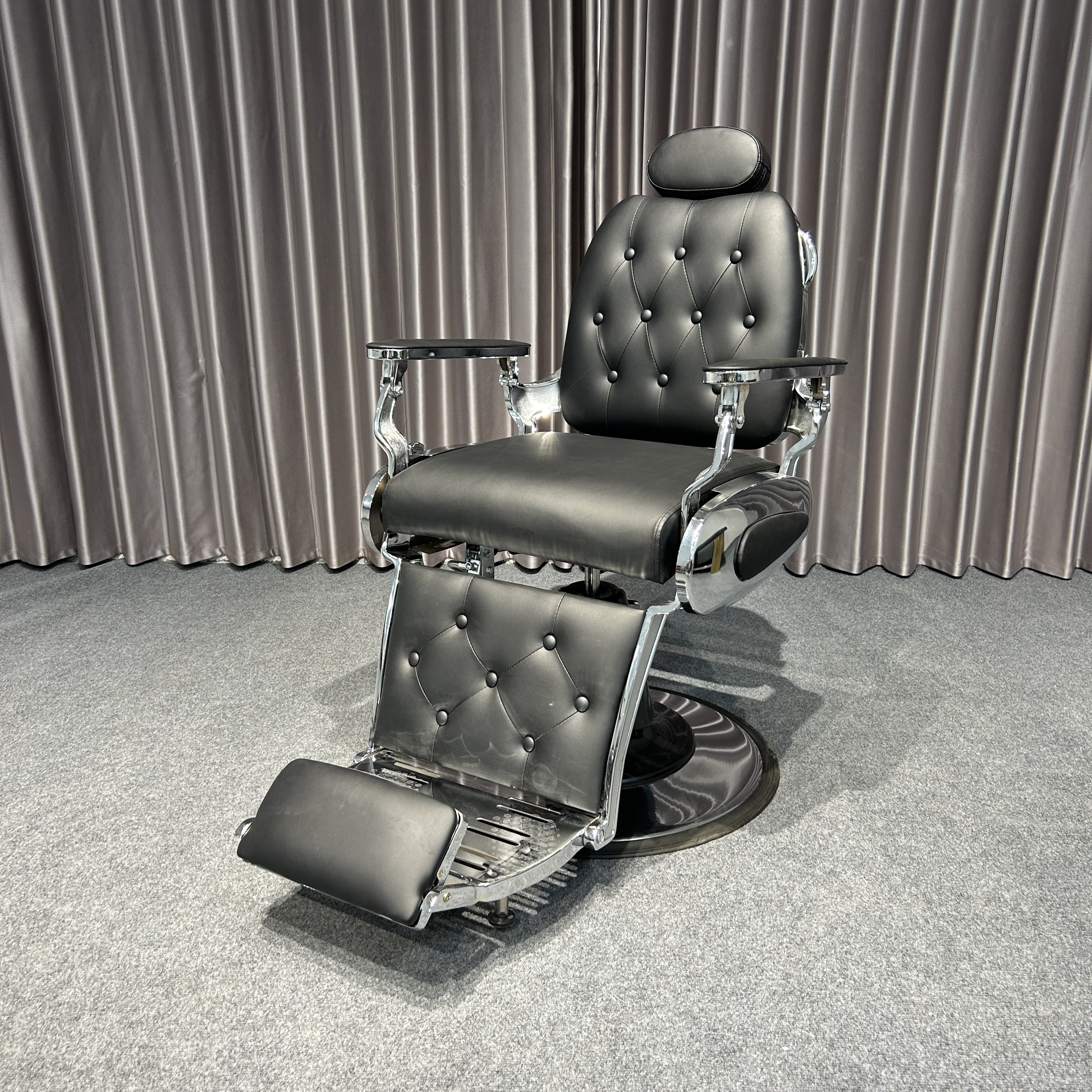European Heavy-Duty Black Barber Chair with Flat Seat Modern Salon Furniture for Barbershop Use Made of Metal