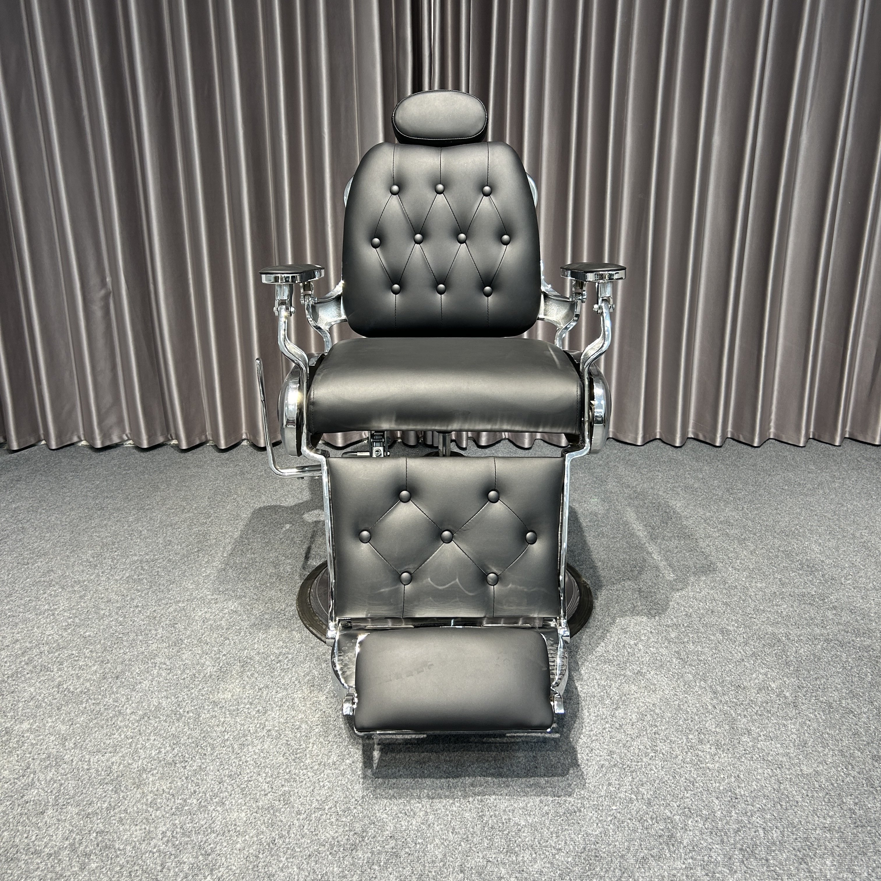 European Heavy-Duty Black Barber Chair with Flat Seat Modern Salon Furniture for Barbershop Use Made of Metal