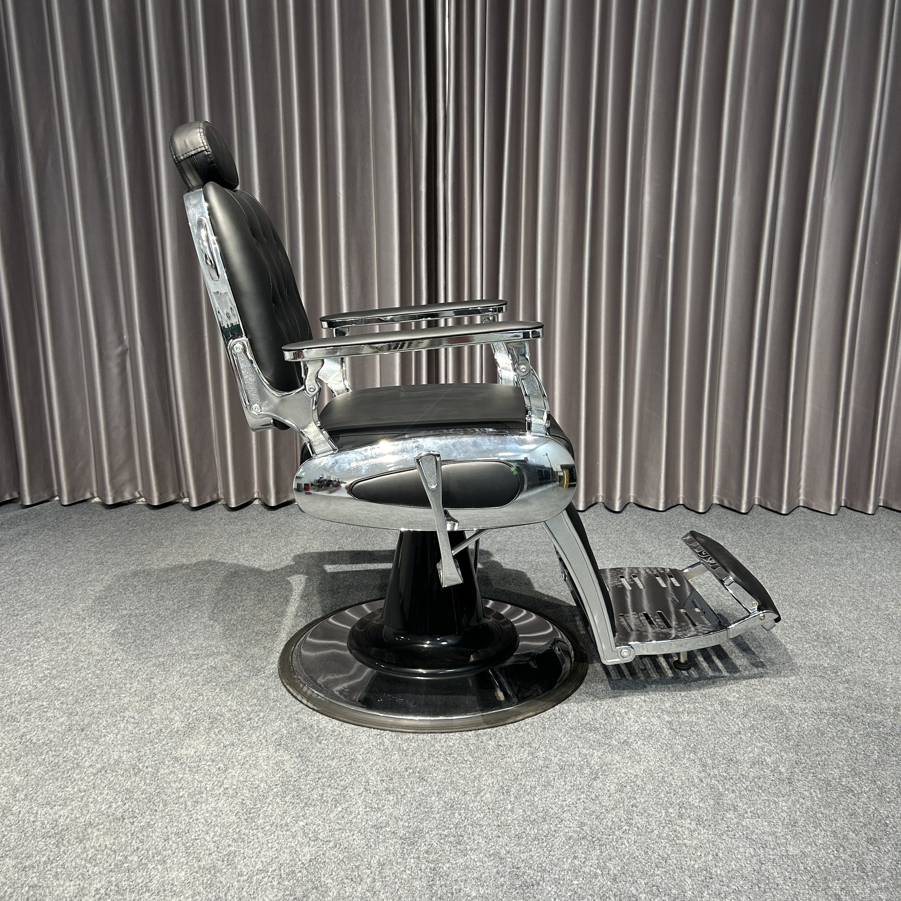 European Heavy-Duty Black Barber Chair with Flat Seat Modern Salon Furniture for Barbershop Use Made of Metal