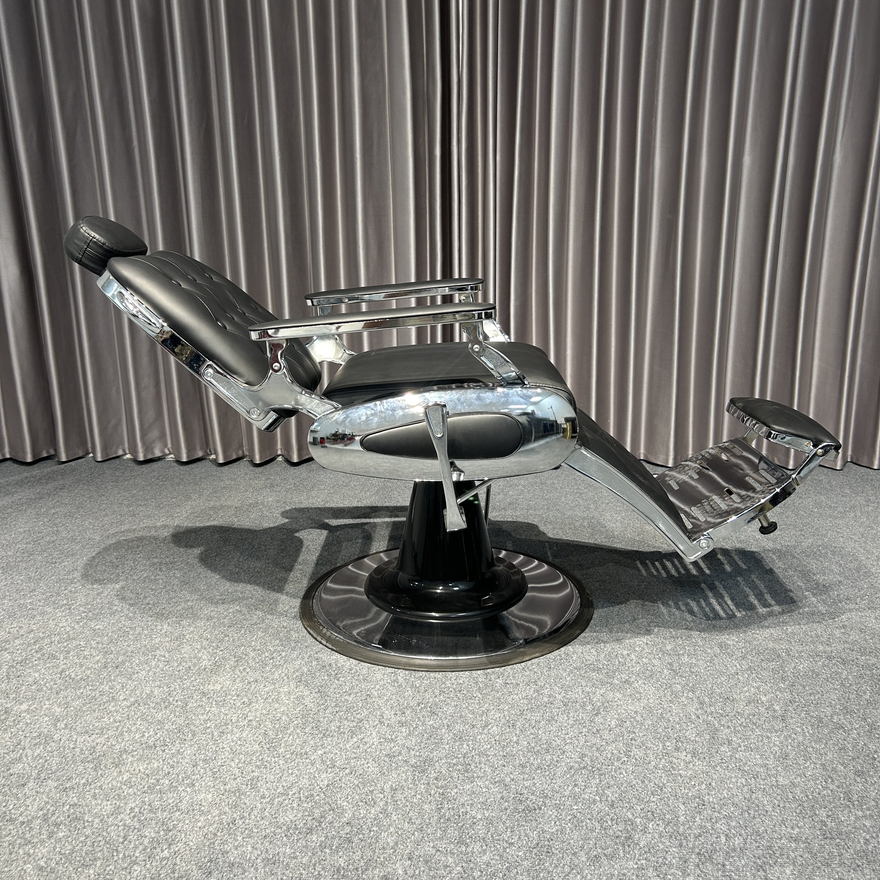 European Heavy-Duty Black Barber Chair with Flat Seat Modern Salon Furniture for Barbershop Use Made of Metal