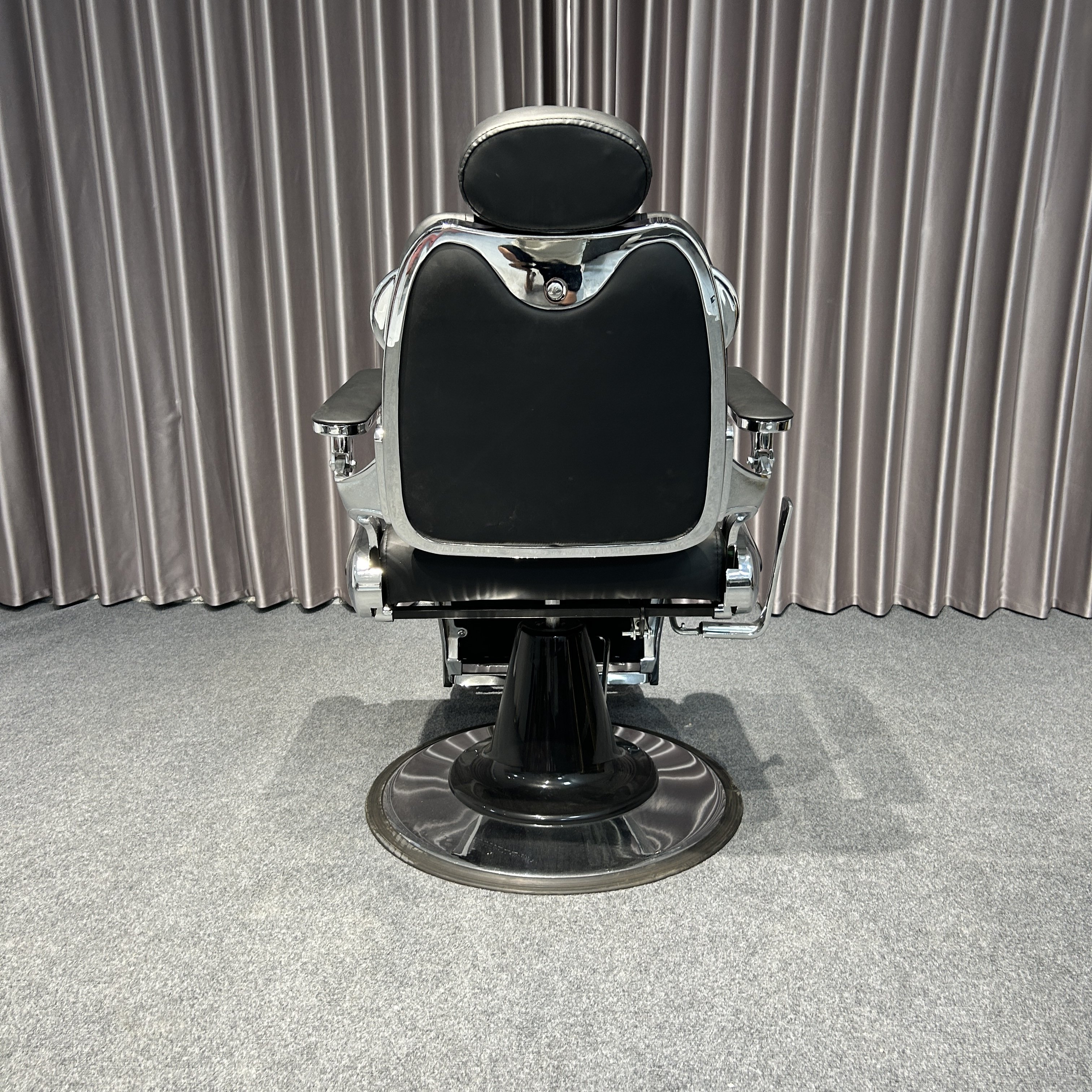 European Heavy-Duty Black Barber Chair with Flat Seat Modern Salon Furniture for Barbershop Use Made of Metal