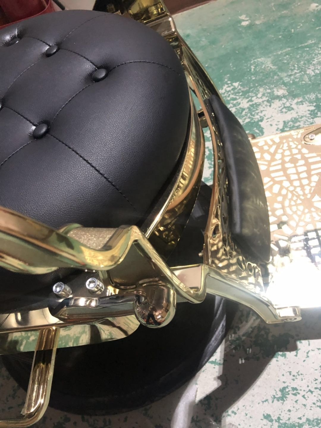 2019 Latest 3 Years Warranty Heavy Duty Super Hydraulic Pump Recline Gold Metallic&Black Styling Chair Barber Chair Salon Chair