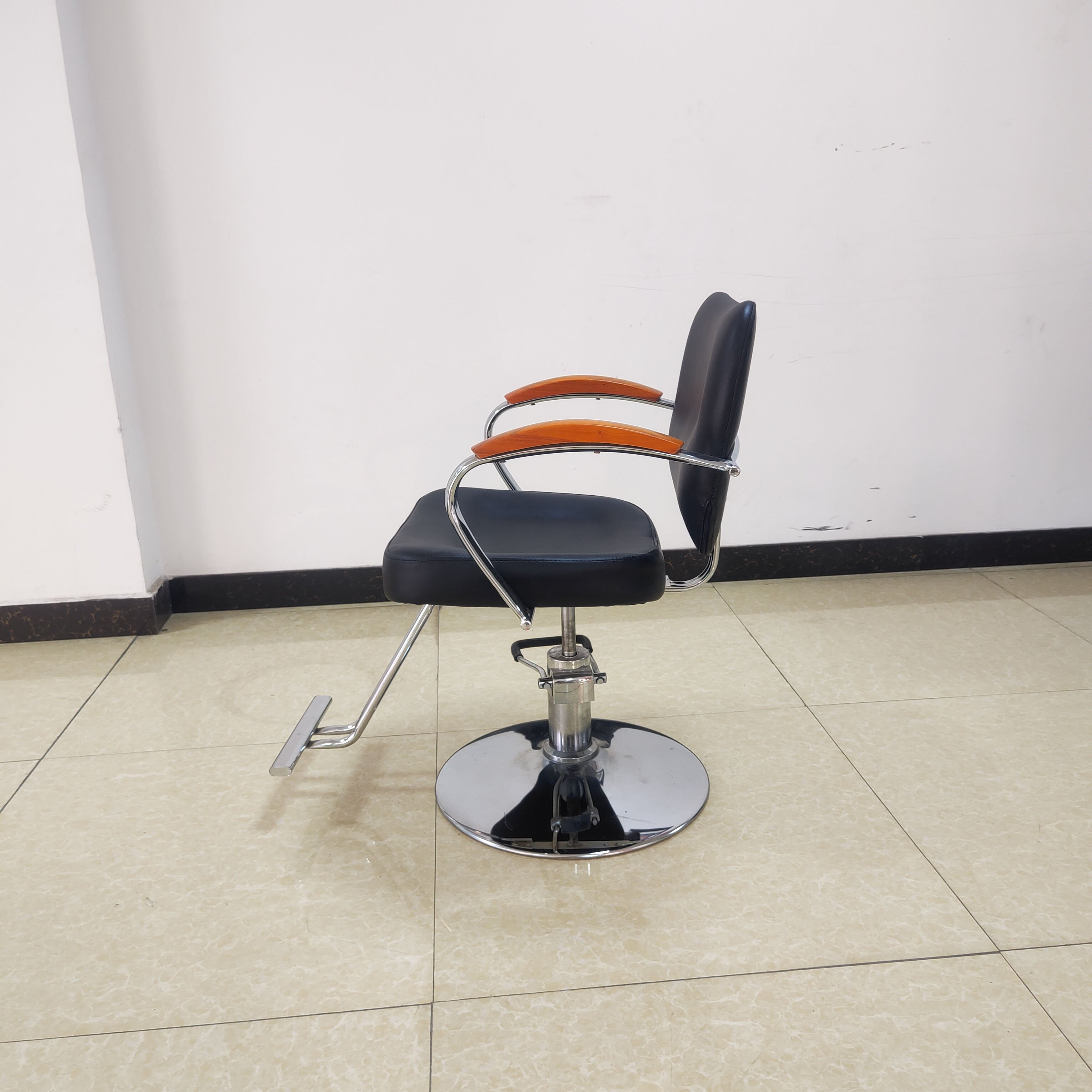 2024Latest Factory Hot Sale Furniture Barber Shop Luxury Salon Hair Equipment Barber Chair For Sale