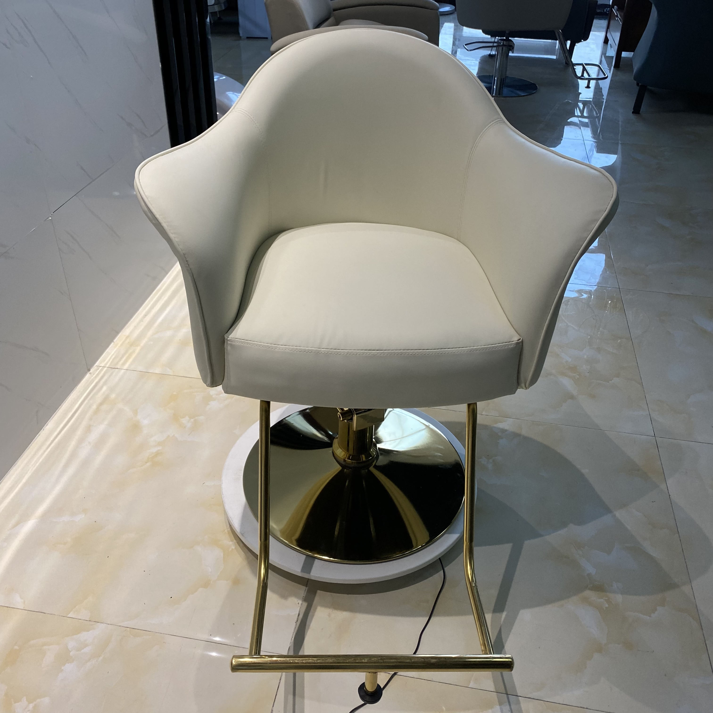 Customizable Color Luxury Cream White Leather Styling Salon Chair Barber Shop Salon Furniture Hairdressing Chair